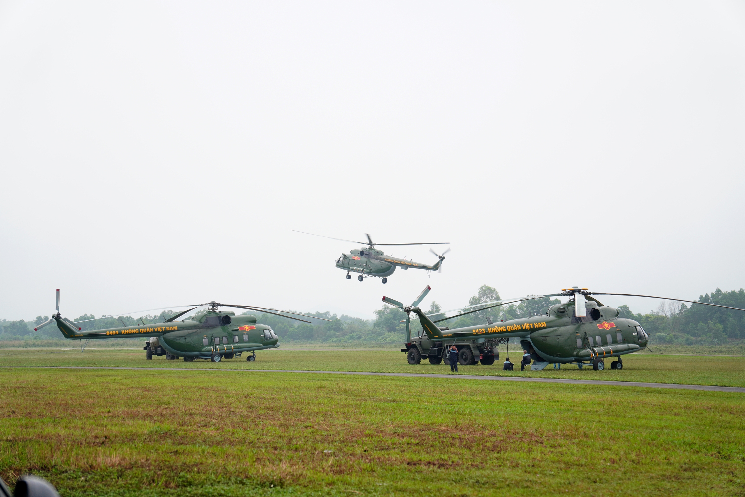 Tự hào về hình ảnh đặc biệt của biên đội 9 trực thăng xuất hiện trên bầu trời 2 sân bay Hà Nội- Ảnh 15.