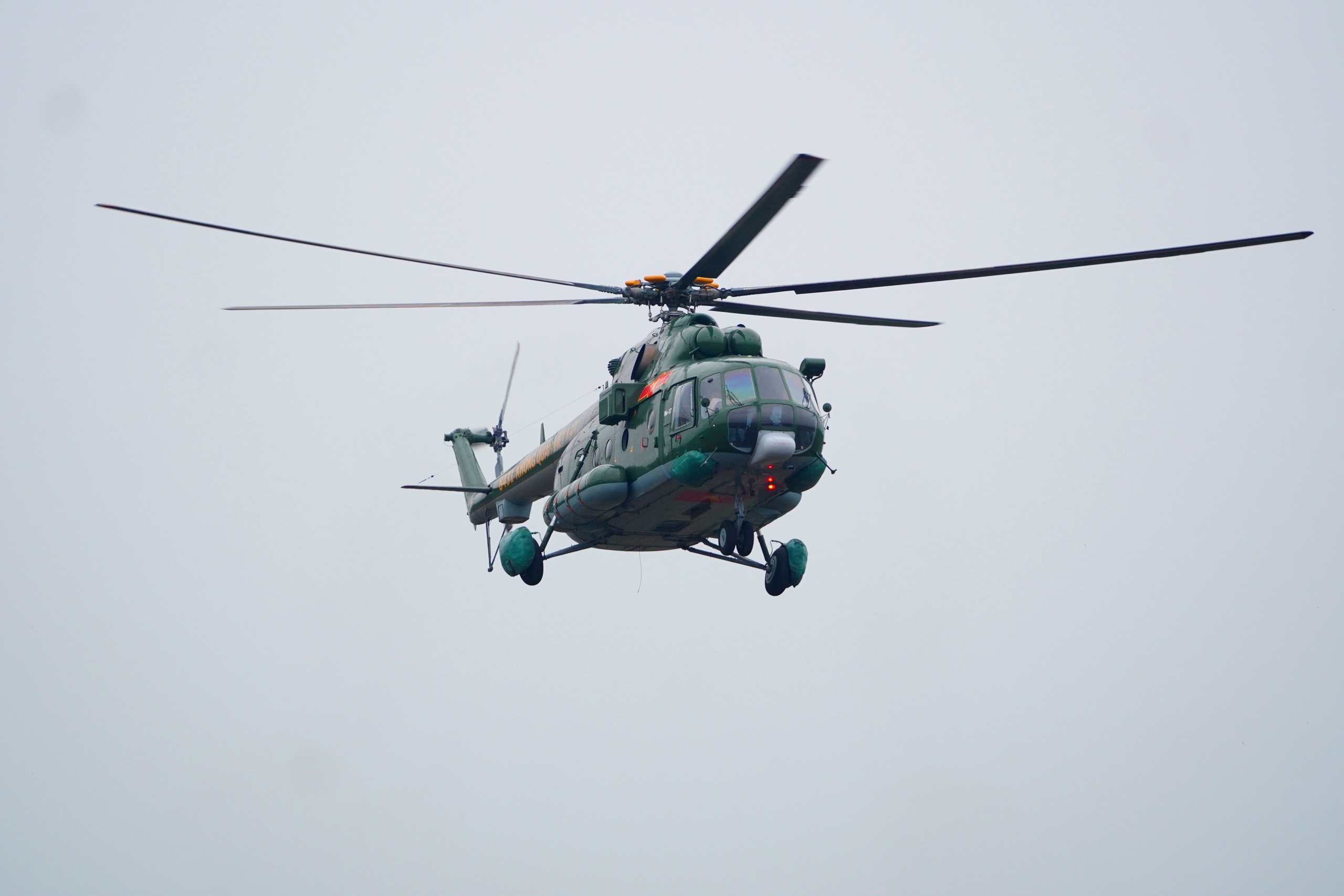 Tự hào về hình ảnh đặc biệt của biên đội 9 trực thăng xuất hiện trên bầu trời 2 sân bay Hà Nội- Ảnh 16.