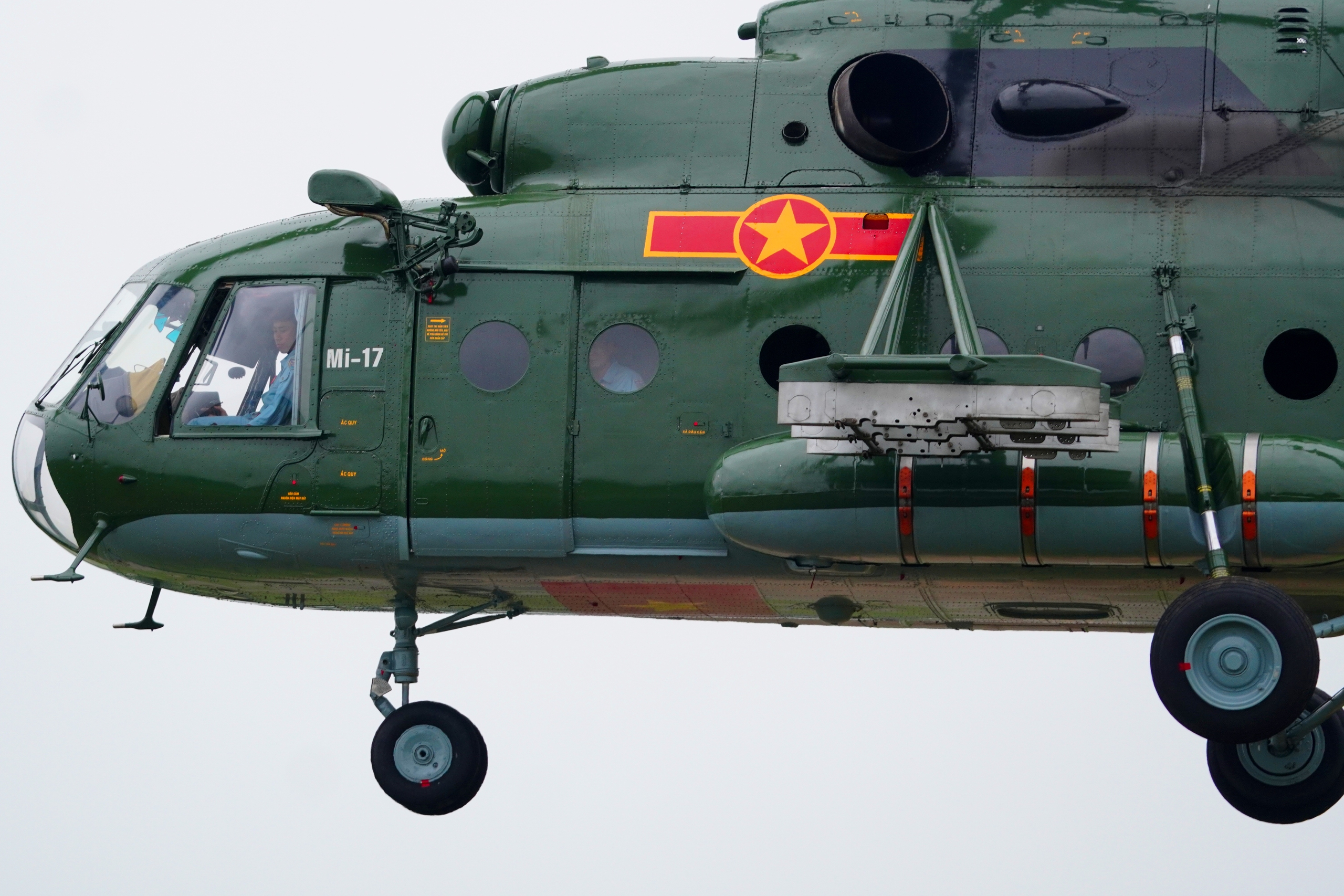 Tự hào về hình ảnh đặc biệt của biên đội 9 trực thăng xuất hiện trên bầu trời 2 sân bay Hà Nội- Ảnh 10. Tự hào về hình ảnh đặc biệt của biên đội 9 trực thăng xuất hiện trên bầu trời 2 sân bay Hà Nội- Ảnh 10.