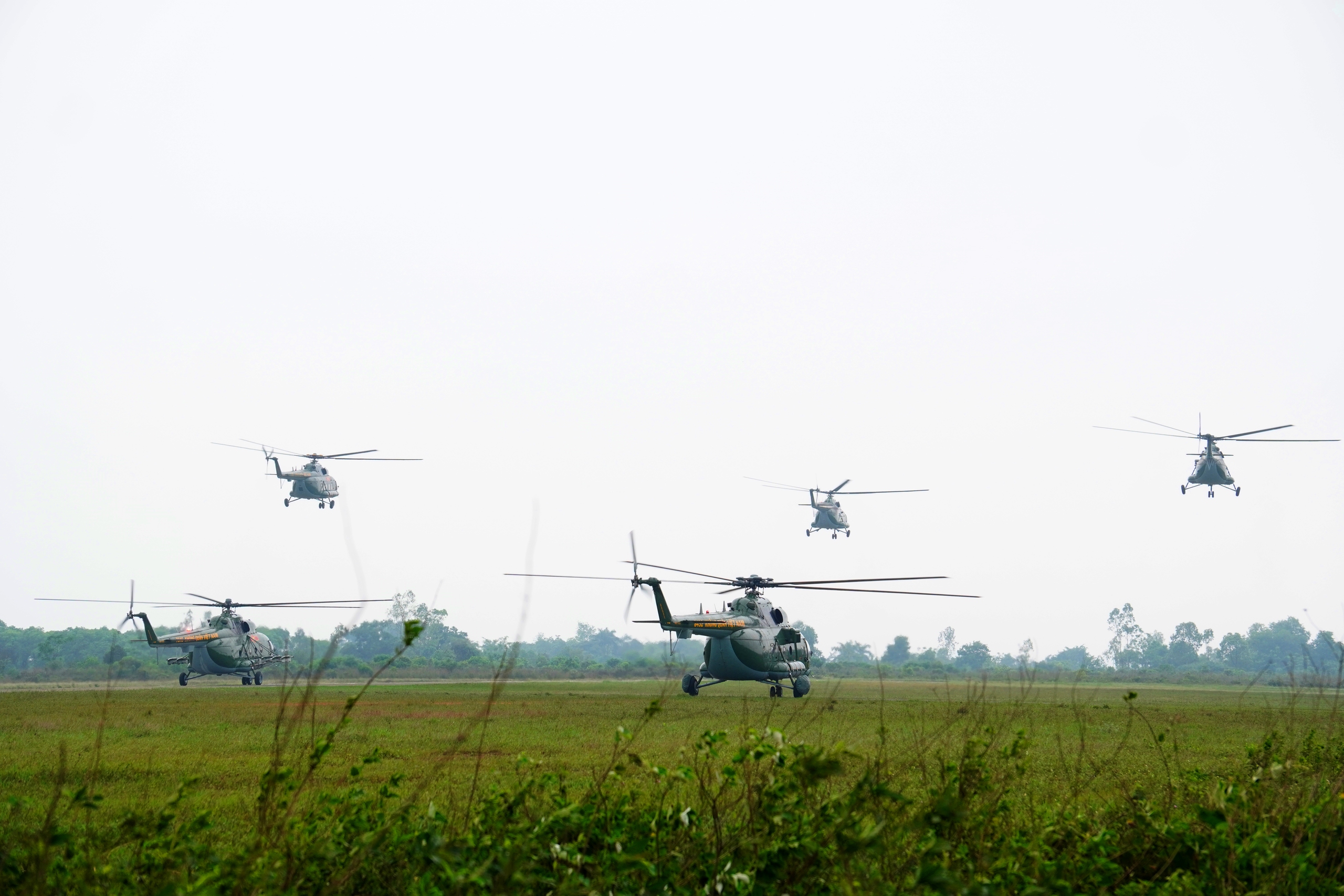 Tự hào về hình ảnh đặc biệt của biên đội 9 trực thăng xuất hiện trên bầu trời 2 sân bay Hà Nội- Ảnh 12.