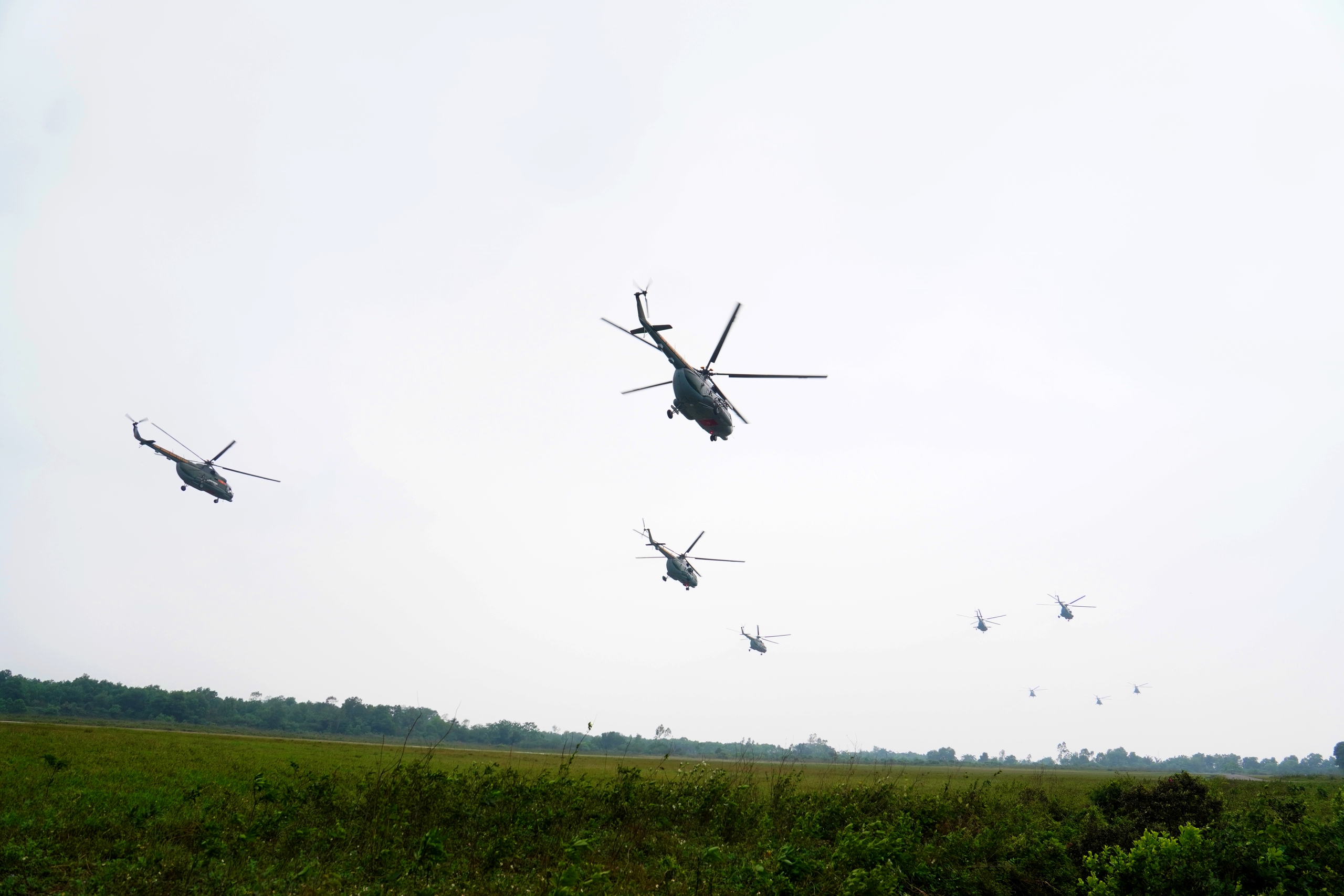 Tự hào về hình ảnh đặc biệt của biên đội 9 trực thăng xuất hiện trên bầu trời 2 sân bay Hà Nội- Ảnh 1. Tự hào về hình ảnh đặc biệt của biên đội 9 trực thăng xuất hiện trên bầu trời 2 sân bay Hà Nội- Ảnh 1.