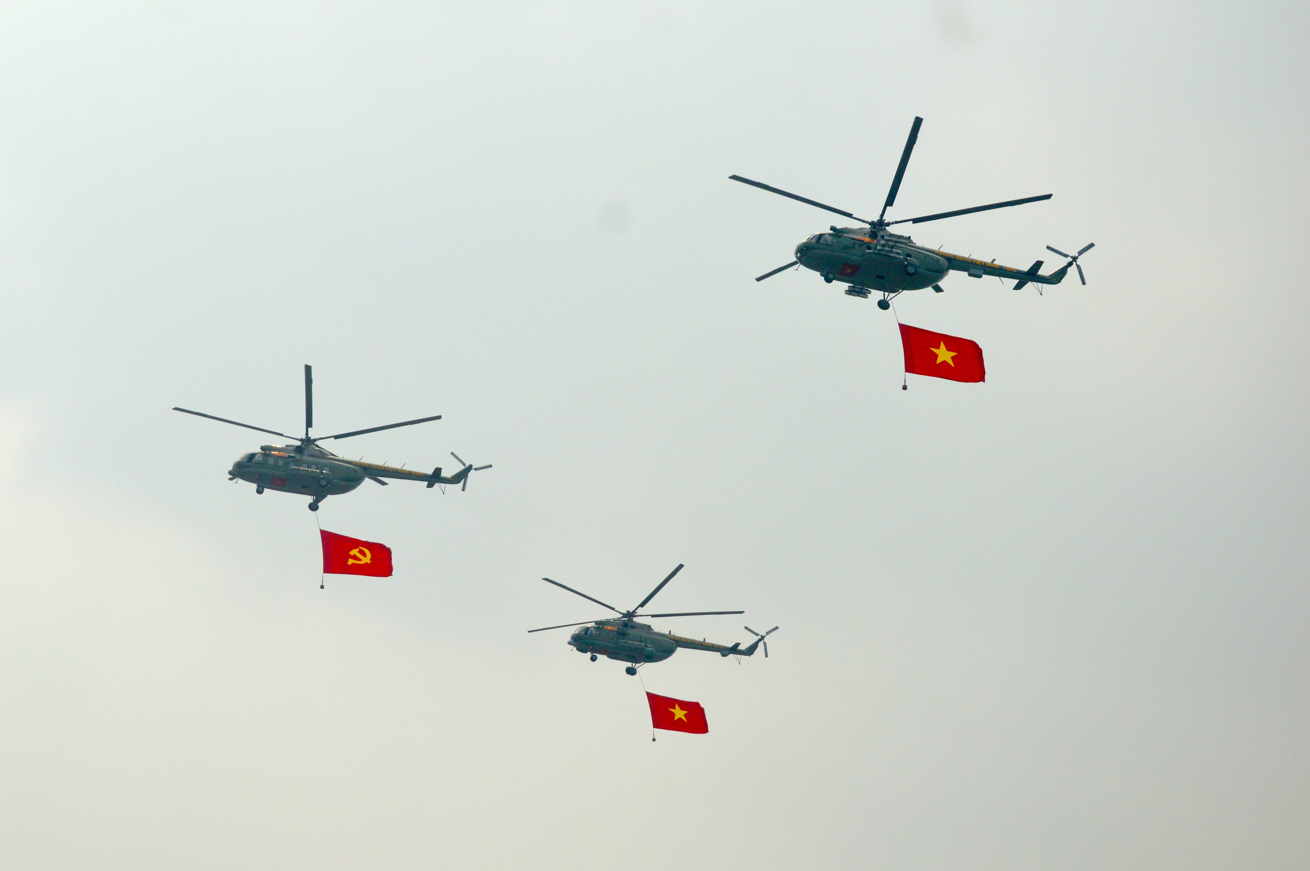 Tự hào về hình ảnh đặc biệt của biên đội 9 trực thăng xuất hiện trên bầu trời 2 sân bay Hà Nội- Ảnh 7. Tự hào về hình ảnh đặc biệt của biên đội 9 trực thăng xuất hiện trên bầu trời 2 sân bay Hà Nội- Ảnh 7.