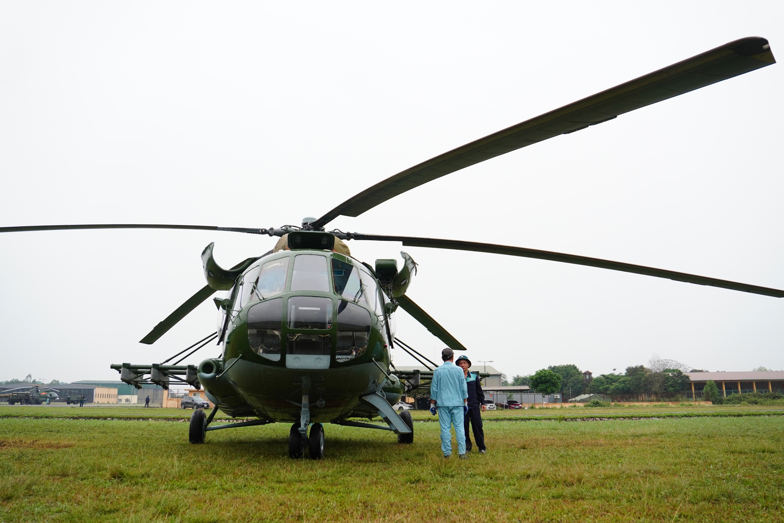 Tự hào về hình ảnh đặc biệt của biên đội 9 trực thăng xuất hiện trên bầu trời 2 sân bay Hà Nội- Ảnh 4. Tự hào về hình ảnh đặc biệt của biên đội 9 trực thăng xuất hiện trên bầu trời 2 sân bay Hà Nội- Ảnh 4.