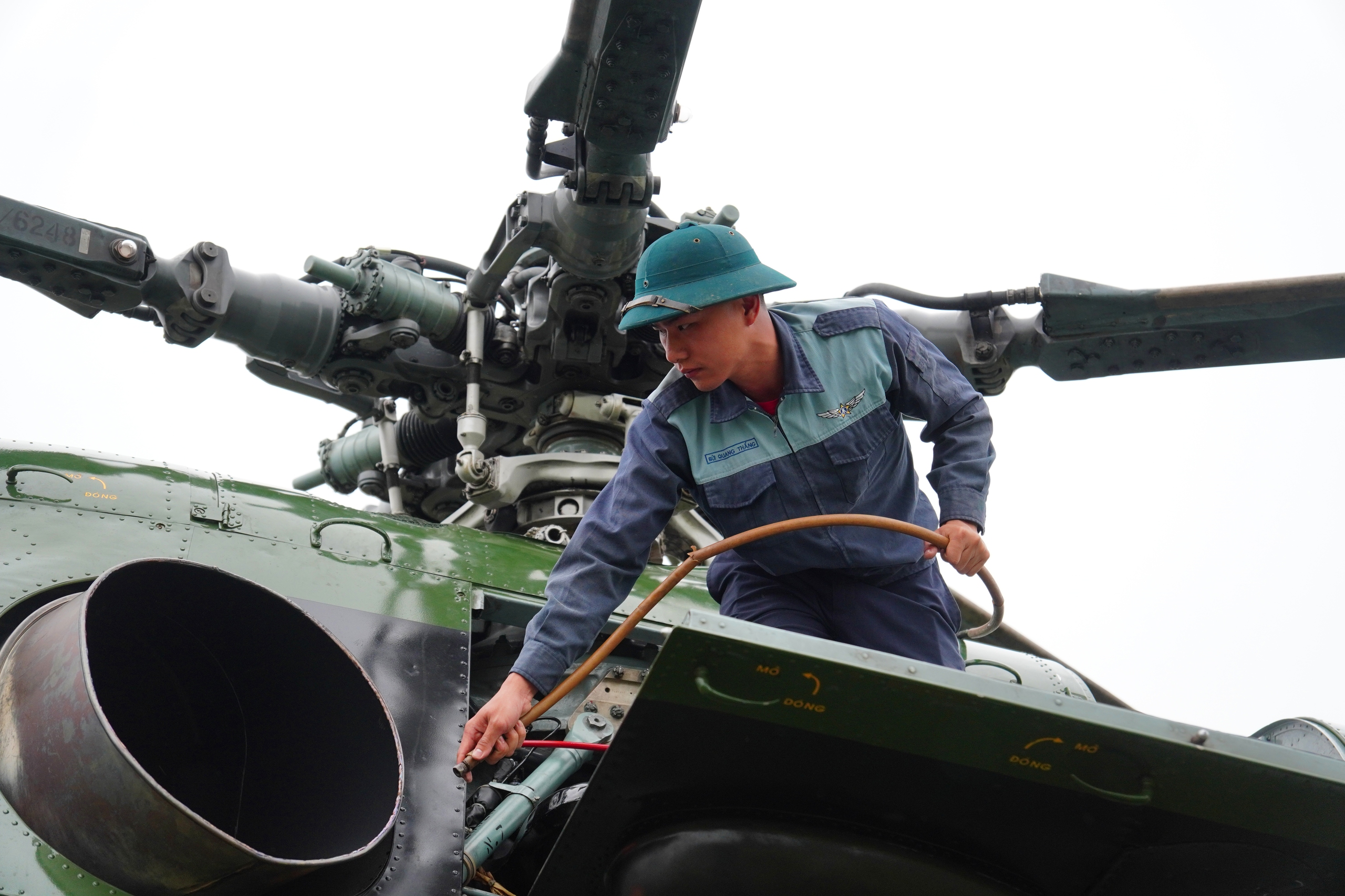 Tự hào về hình ảnh đặc biệt của biên đội 9 trực thăng xuất hiện trên bầu trời 2 sân bay Hà Nội- Ảnh 5. Tự hào về hình ảnh đặc biệt của biên đội 9 trực thăng xuất hiện trên bầu trời 2 sân bay Hà Nội- Ảnh 5.