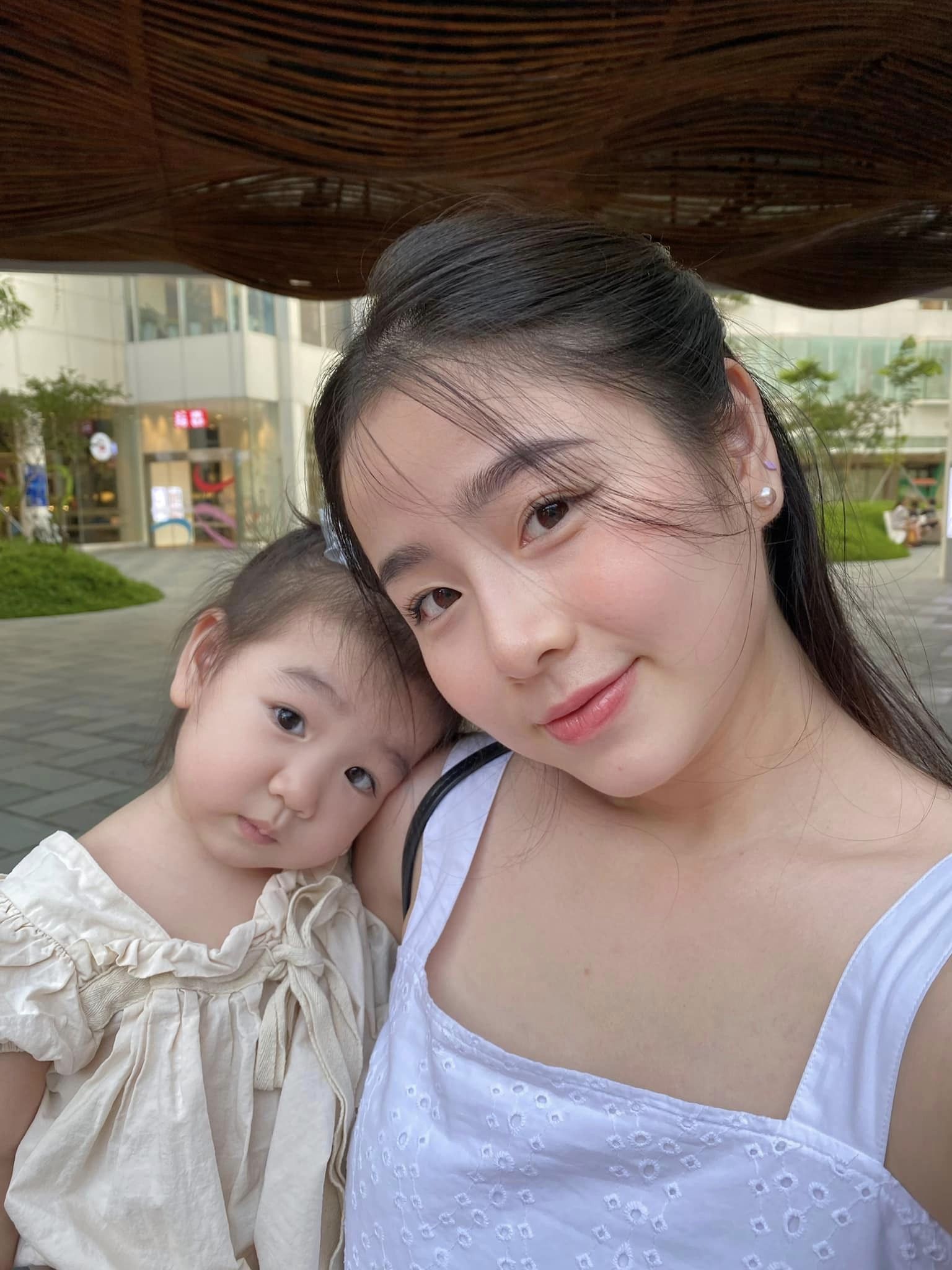 Hot girl Việt được báo Trung Quốc ca ngợi “đẹp như nữ thần”: U30 một nách hai con, là bà chủ spa giàu có- Ảnh 8. Hot girl Việt được báo Trung Quốc ca ngợi “đẹp như nữ thần”: U30 một nách hai con, là bà chủ spa giàu có- Ảnh 8.