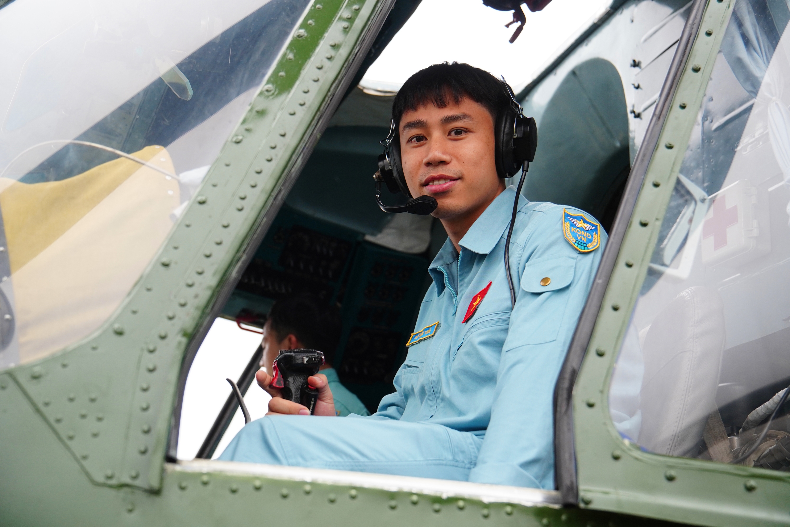 Tự hào về hình ảnh đặc biệt của biên đội 9 trực thăng xuất hiện trên bầu trời 2 sân bay Hà Nội- Ảnh 3. Tự hào về hình ảnh đặc biệt của biên đội 9 trực thăng xuất hiện trên bầu trời 2 sân bay Hà Nội- Ảnh 3.