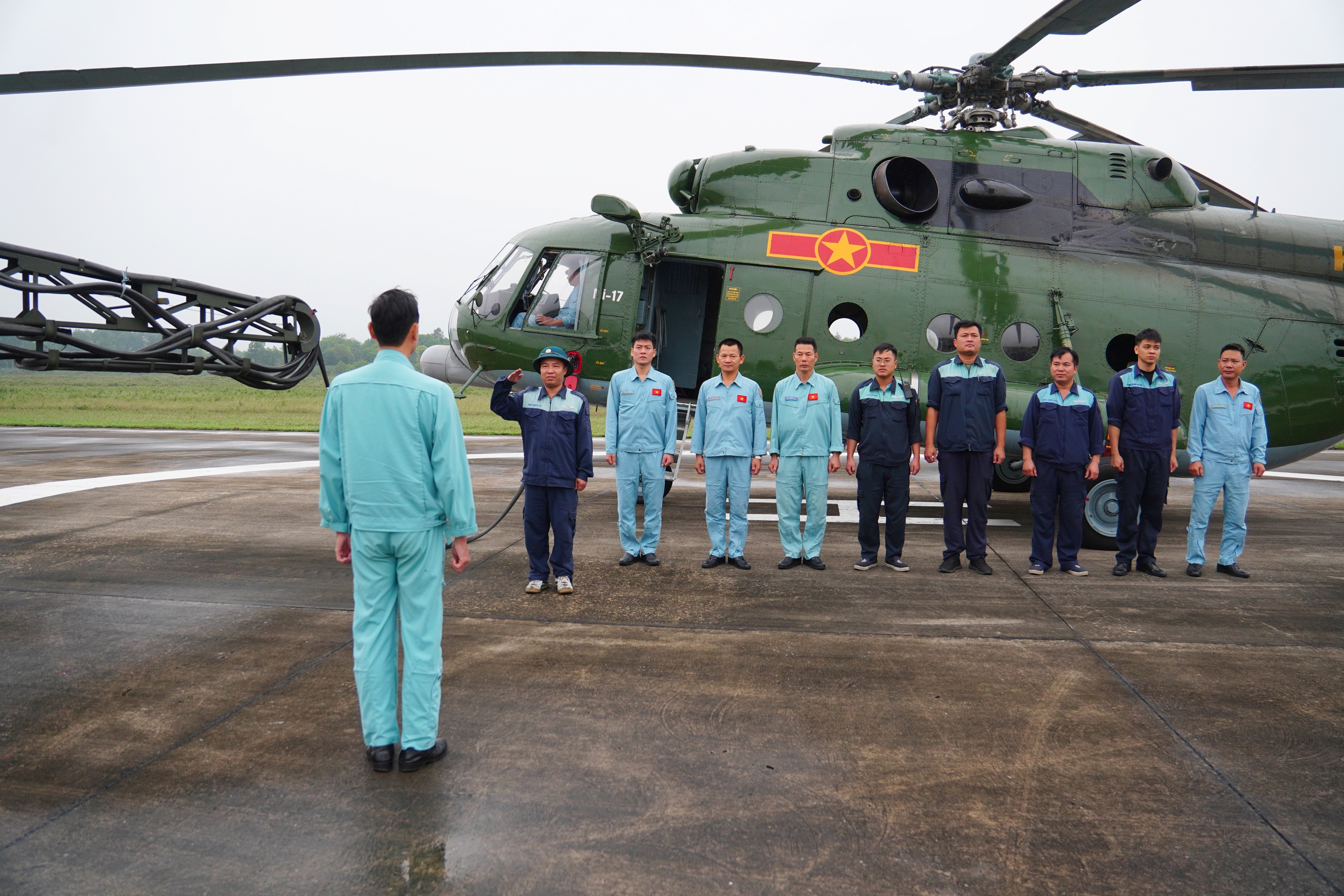 Tự hào về hình ảnh đặc biệt của biên đội 9 trực thăng xuất hiện trên bầu trời 2 sân bay Hà Nội- Ảnh 2.