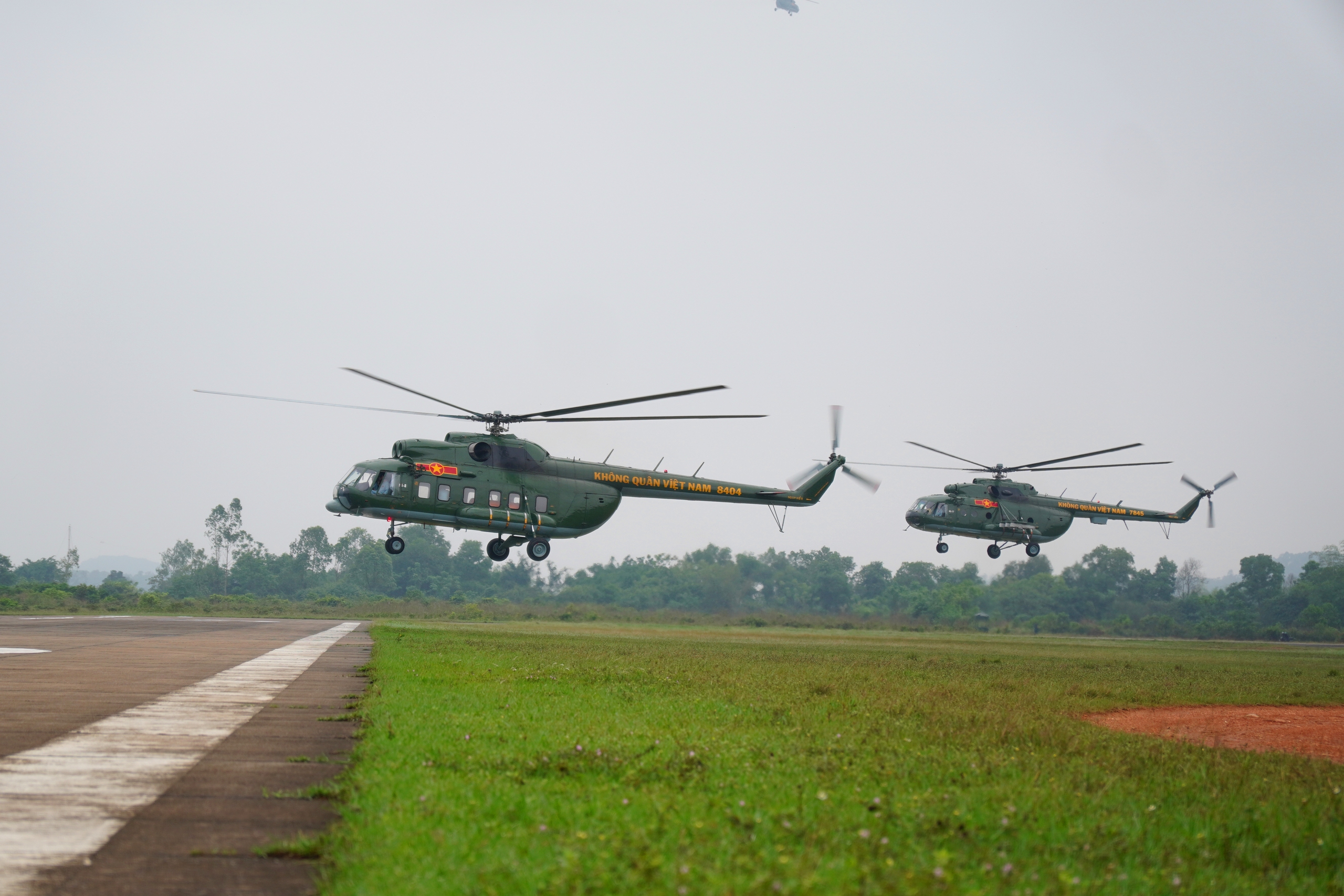 Tự hào về hình ảnh đặc biệt của biên đội 9 trực thăng xuất hiện trên bầu trời 2 sân bay Hà Nội- Ảnh 11. Tự hào về hình ảnh đặc biệt của biên đội 9 trực thăng xuất hiện trên bầu trời 2 sân bay Hà Nội- Ảnh 11.