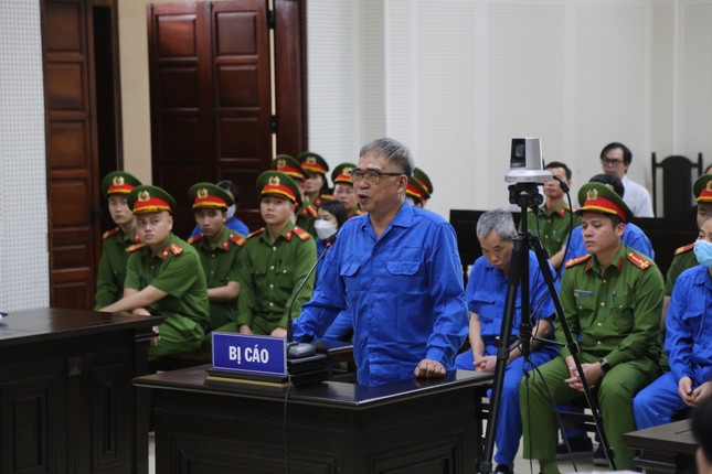 Nhận tội phút chót, ông Đỗ Hữu Ca bị tuyên 10 năm tù- Ảnh 1. Nhận tội phút chót, ông Đỗ Hữu Ca bị tuyên 10 năm tù- Ảnh 1.