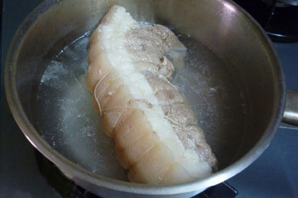 Nhiều người luộc thịt thường buộc chặt một sợi chỉ bên ngoài miếng thịt, mục đích thật sự là gì?- Ảnh 1. Nhiều người luộc thịt thường buộc chặt một sợi chỉ bên ngoài miếng thịt, mục đích thật sự là gì?- Ảnh 1.