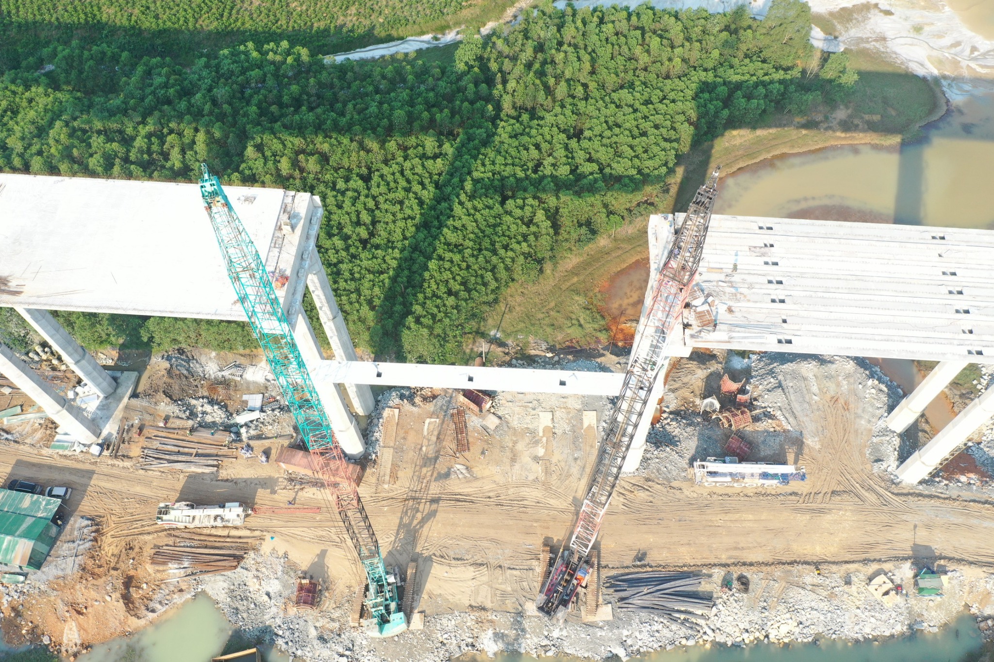 Quang cảnh hùng vĩ trên cao tốc Bắc - Nam hơn 11.000 tỷ đồng với 5 cầu Quang cảnh hùng vĩ trên cao tốc Bắc - Nam hơn 11.000 tỷ đồng với 5 cầu