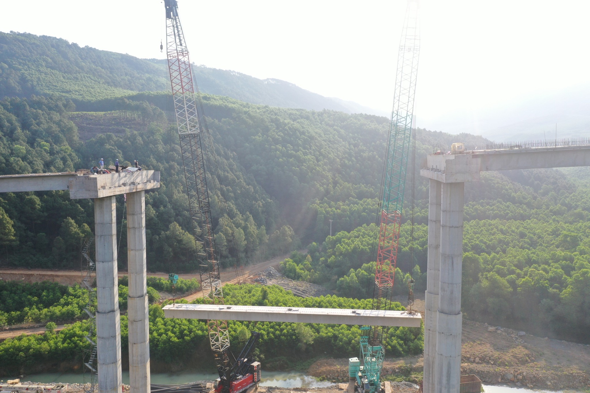 Quang cảnh hùng vĩ trên cao tốc Bắc - Nam hơn 11.000 tỷ đồng với 5 cầu Quang cảnh hùng vĩ trên cao tốc Bắc - Nam hơn 11.000 tỷ đồng với 5 cầu