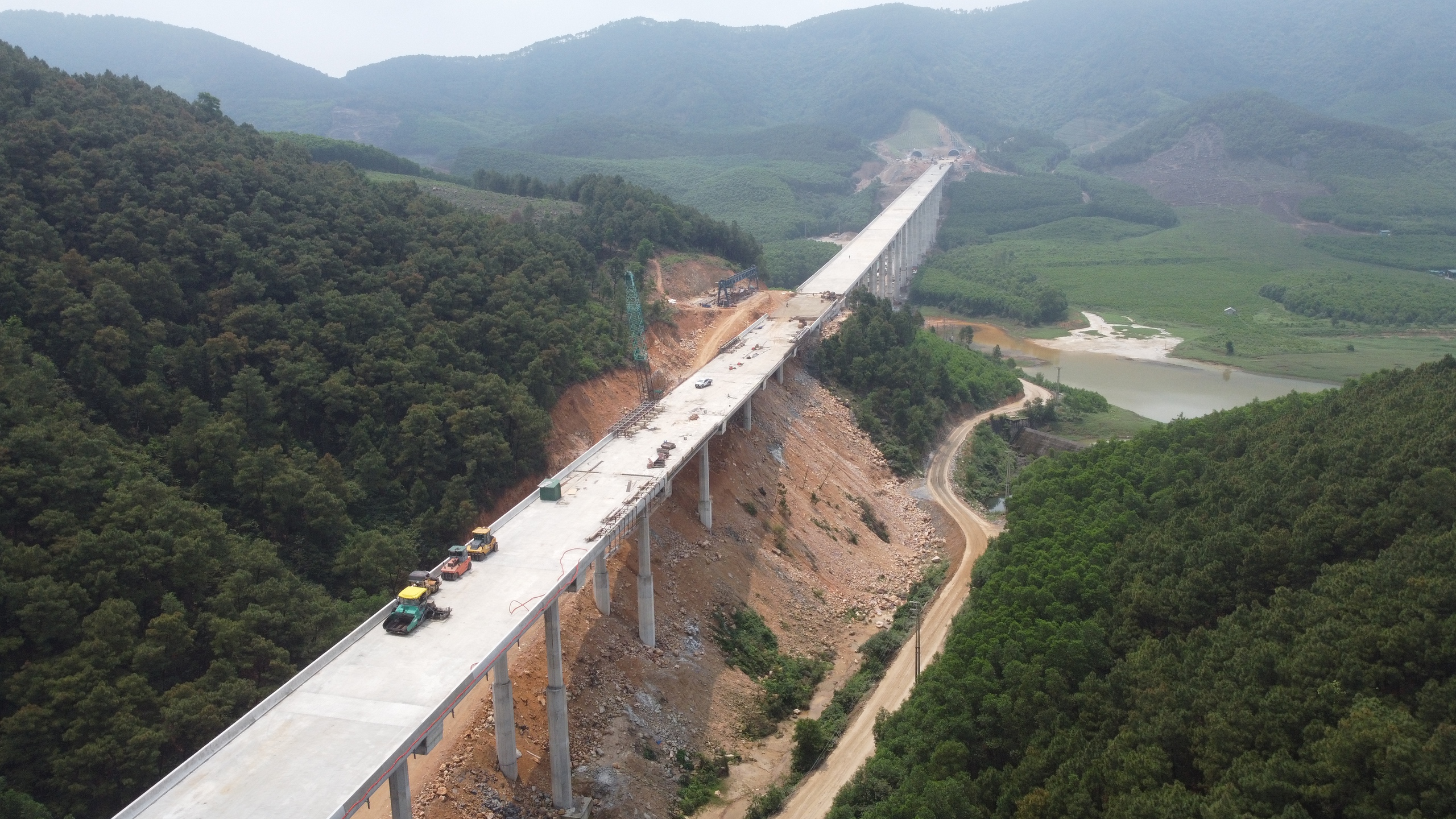 Quang cảnh hùng vĩ trên cao tốc Bắc - Nam hơn 11.000 tỷ đồng với 5 cầu Quang cảnh hùng vĩ trên cao tốc Bắc - Nam hơn 11.000 tỷ đồng với 5 cầu