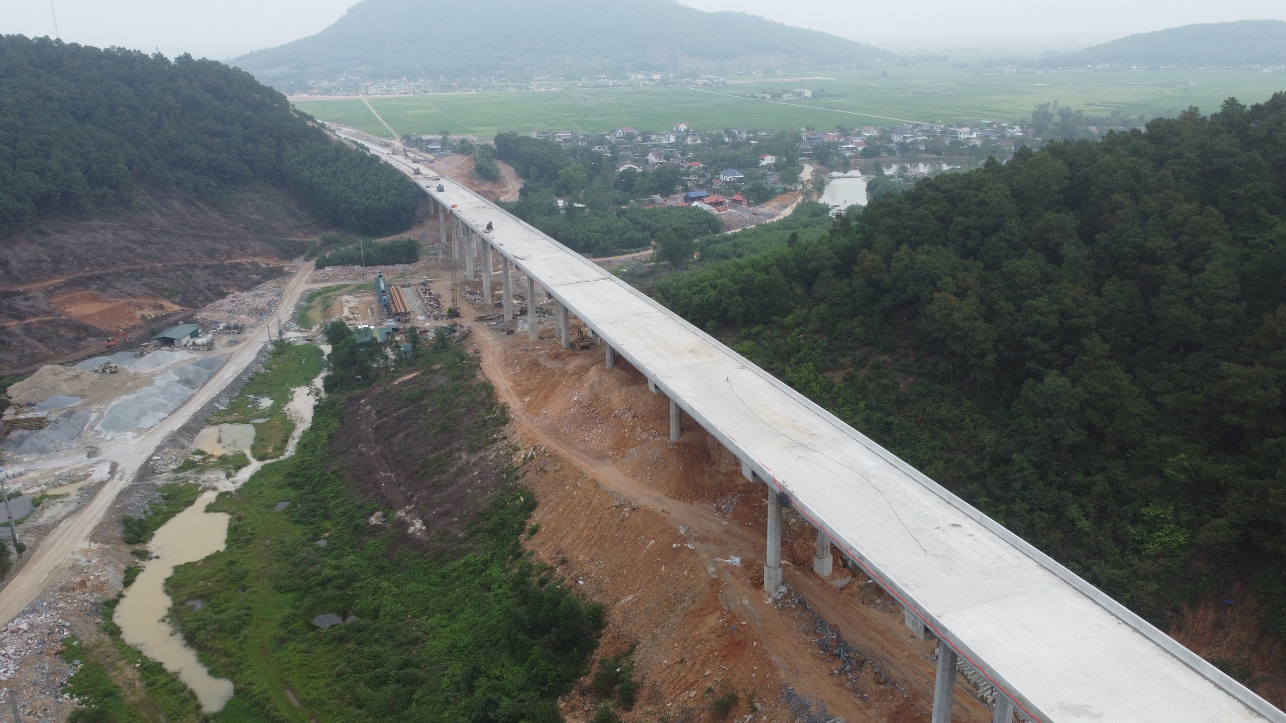 Quang cảnh hùng vĩ trên cao tốc Bắc - Nam hơn 11.000 tỷ đồng với 5 cầu Quang cảnh hùng vĩ trên cao tốc Bắc - Nam hơn 11.000 tỷ đồng với 5 cầu