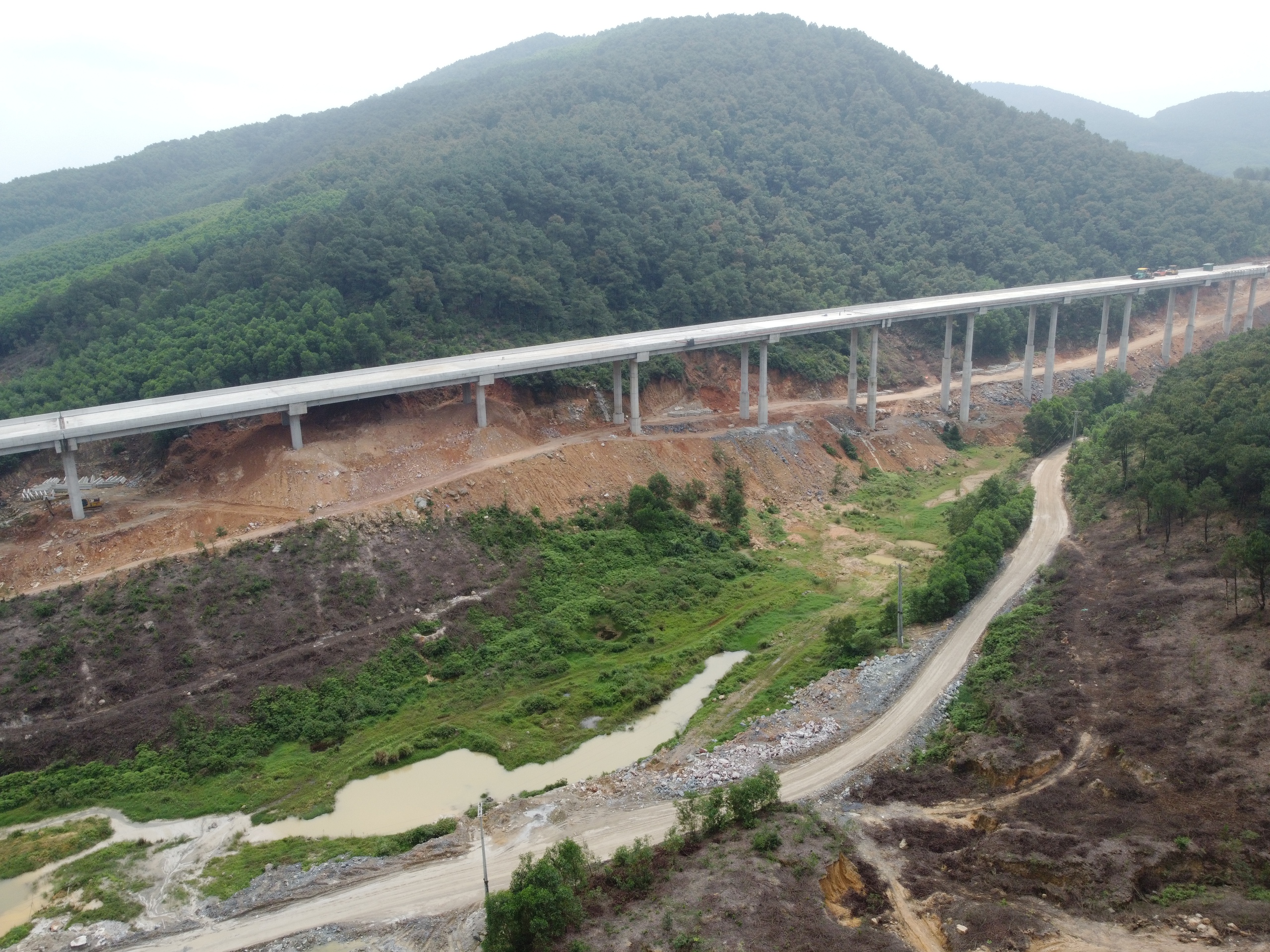 Quang cảnh hùng vĩ trên cao tốc Bắc - Nam hơn 11.000 tỷ đồng với 5 cầu Quang cảnh hùng vĩ trên cao tốc Bắc - Nam hơn 11.000 tỷ đồng với 5 cầu