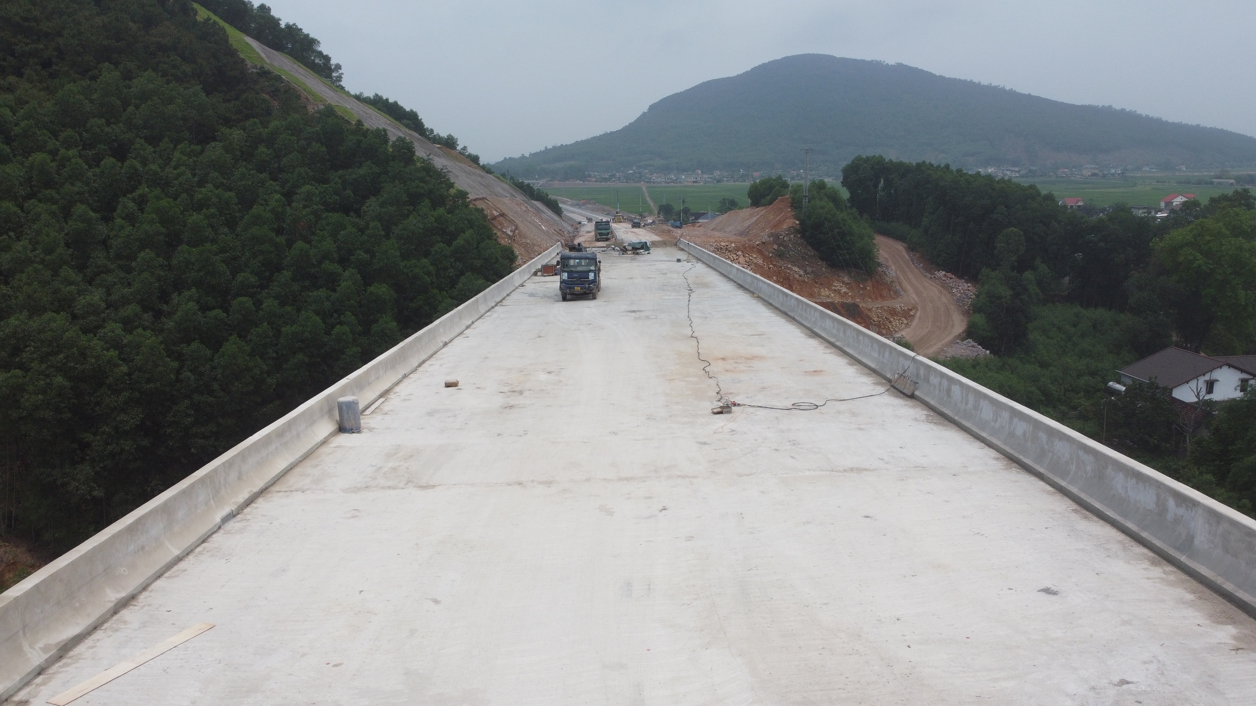 Quang cảnh hùng vĩ trên cao tốc Bắc - Nam hơn 11.000 tỷ đồng với 5 cầu Quang cảnh hùng vĩ trên cao tốc Bắc - Nam hơn 11.000 tỷ đồng với 5 cầu