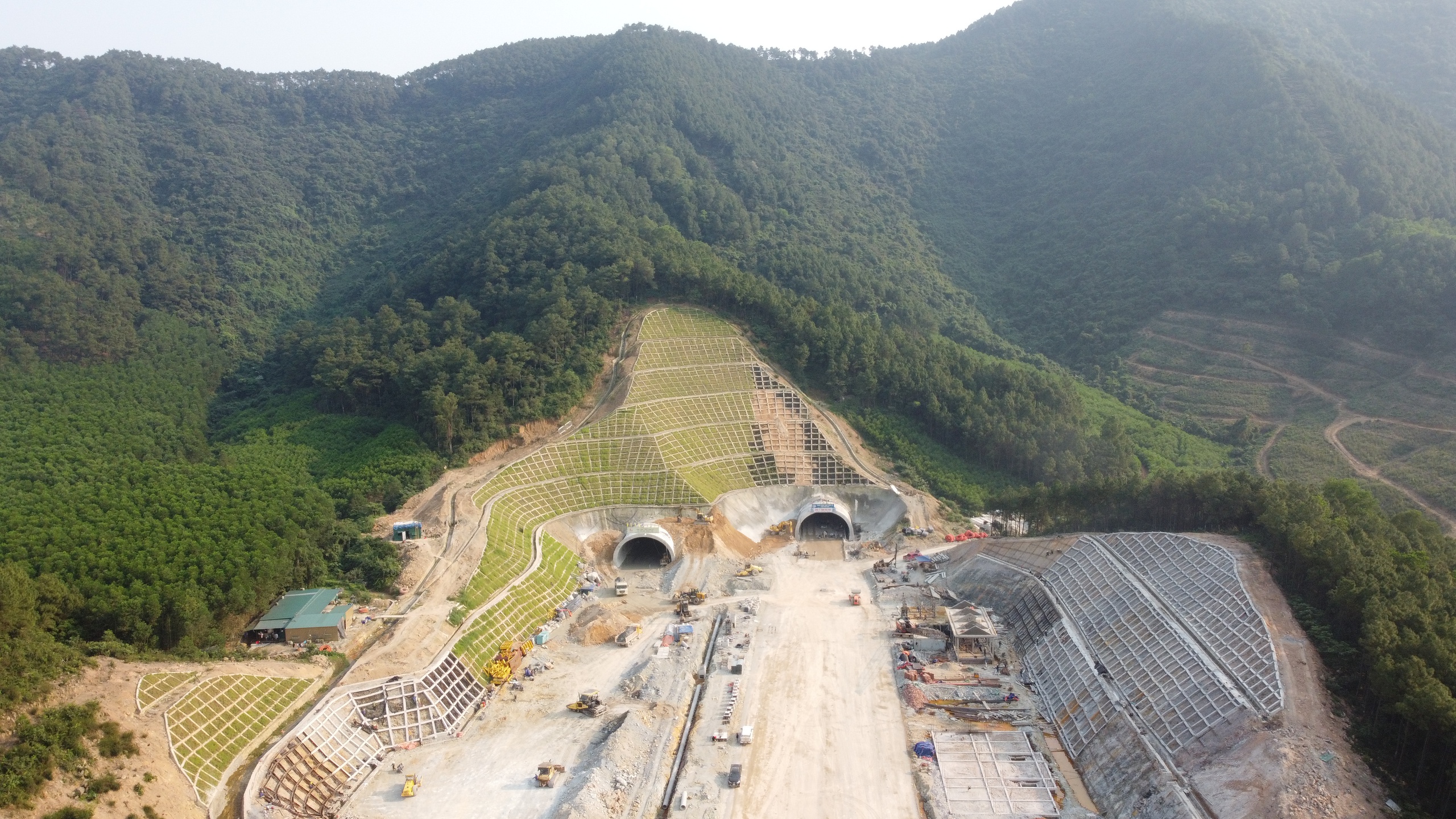 Quang cảnh hùng vĩ trên cao tốc Bắc - Nam hơn 11.000 tỷ đồng với 5 cầu Quang cảnh hùng vĩ trên cao tốc Bắc - Nam hơn 11.000 tỷ đồng với 5 cầu