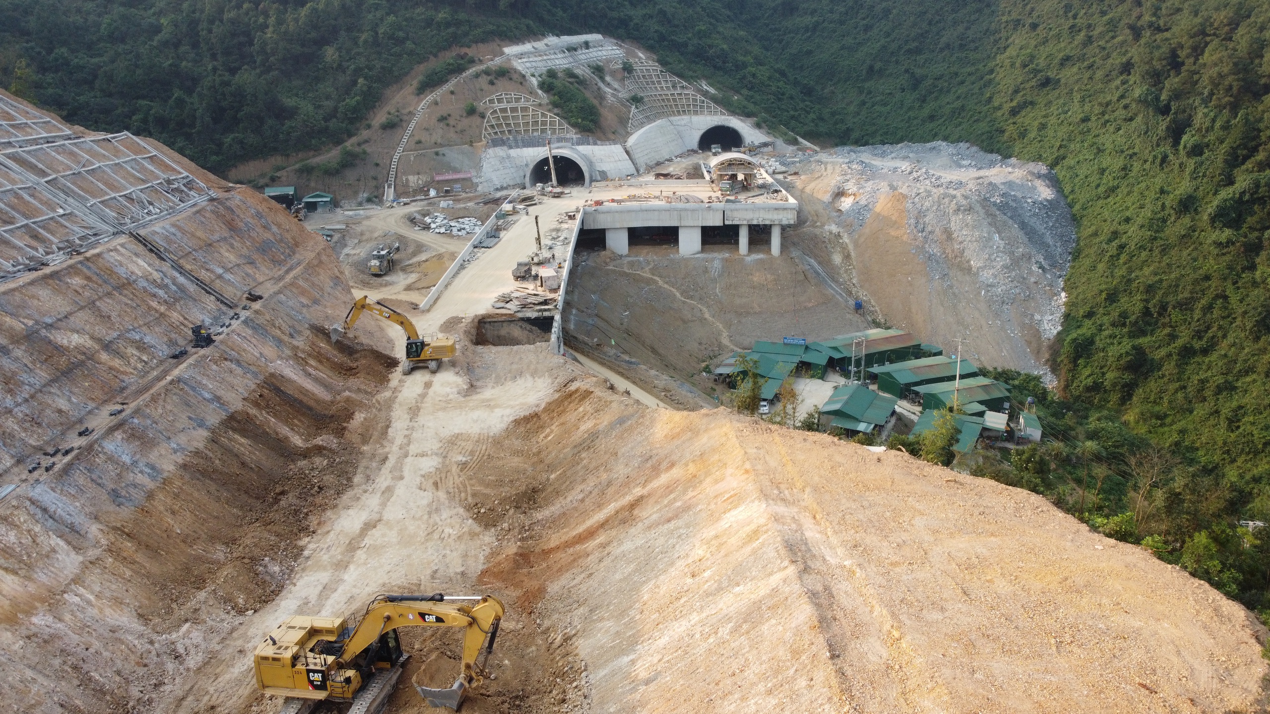 Quang cảnh hùng vĩ trên cao tốc Bắc - Nam hơn 11.000 tỷ đồng với 5 cầu Quang cảnh hùng vĩ trên cao tốc Bắc - Nam hơn 11.000 tỷ đồng với 5 cầu