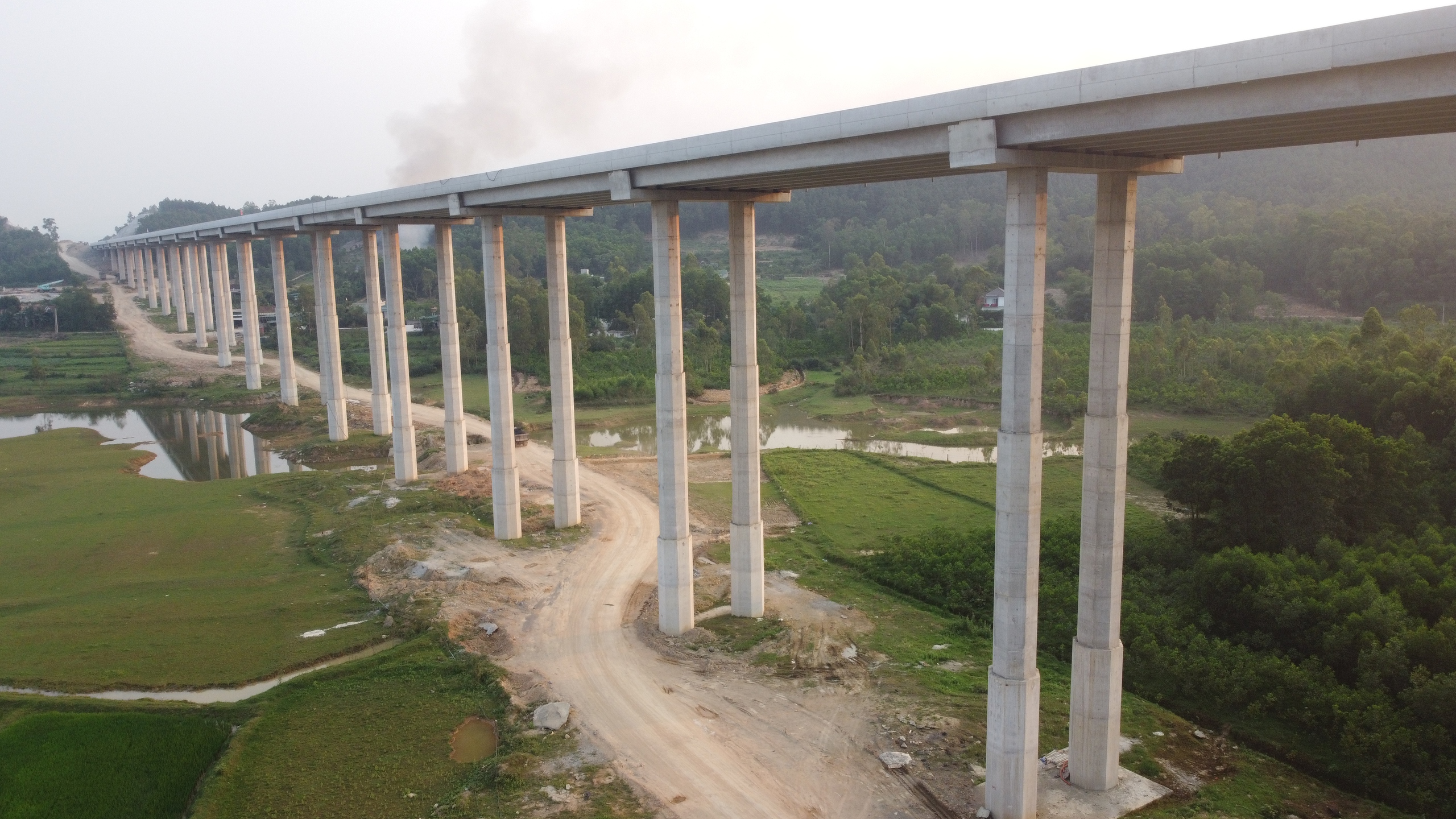 Quang cảnh hùng vĩ trên cao tốc Bắc - Nam hơn 11.000 tỷ đồng với 5 cầu Quang cảnh hùng vĩ trên cao tốc Bắc - Nam hơn 11.000 tỷ đồng với 5 cầu