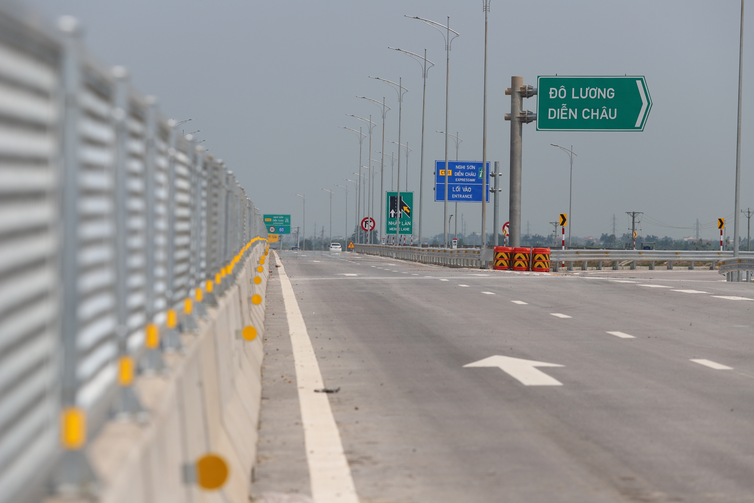 Quang cảnh hùng vĩ trên cao tốc Bắc - Nam hơn 11.000 tỷ đồng với 5 cầu Quang cảnh hùng vĩ trên cao tốc Bắc - Nam hơn 11.000 tỷ đồng với 5 cầu