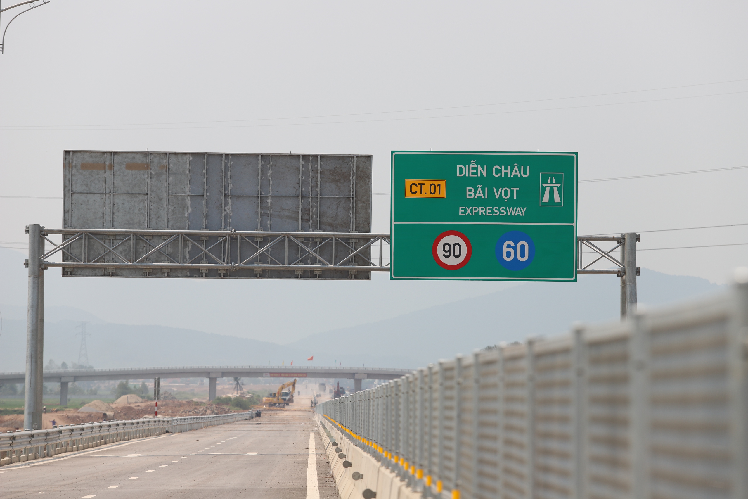 Quang cảnh hùng vĩ trên cao tốc Bắc - Nam hơn 11.000 tỷ đồng với 5 cầu Quang cảnh hùng vĩ trên cao tốc Bắc - Nam hơn 11.000 tỷ đồng với 5 cầu