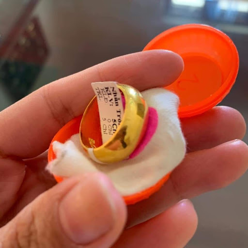 Con trai lớp 2 mang 5 chỉ vàng 9999 tặng bạn, mẹ nhắn tin đòi ngay trong đêm, mẹ bé gái phản ứng bất ngờ- Ảnh 1. Con trai lớp 2 mang 5 chỉ vàng 9999 tặng bạn, mẹ nhắn tin đòi ngay trong đêm, mẹ bé gái phản ứng bất ngờ- Ảnh 1.