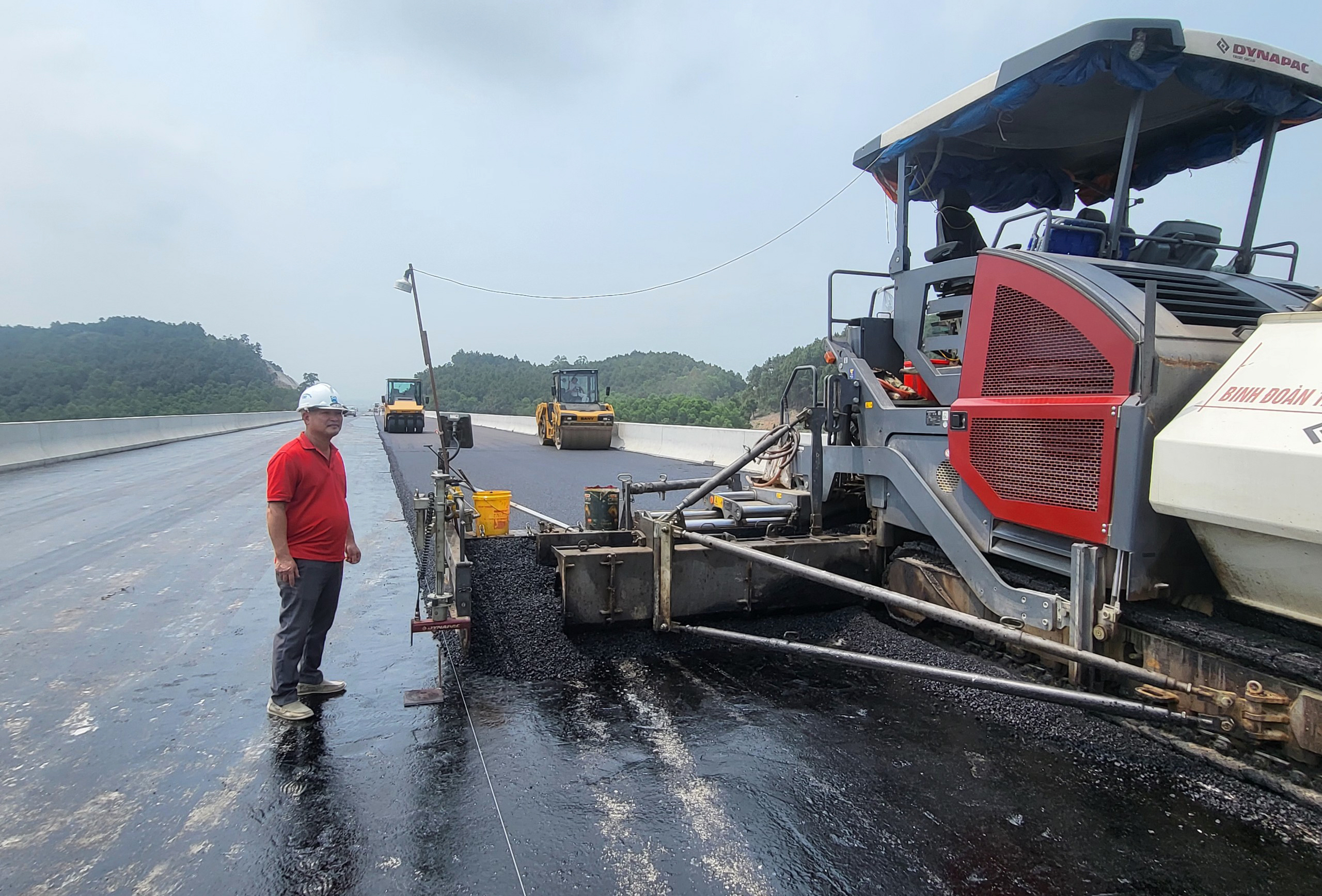 Quang cảnh hùng vĩ trên cao tốc Bắc - Nam hơn 11.000 tỷ đồng với 5 cầu Quang cảnh hùng vĩ trên cao tốc Bắc - Nam hơn 11.000 tỷ đồng với 5 cầu