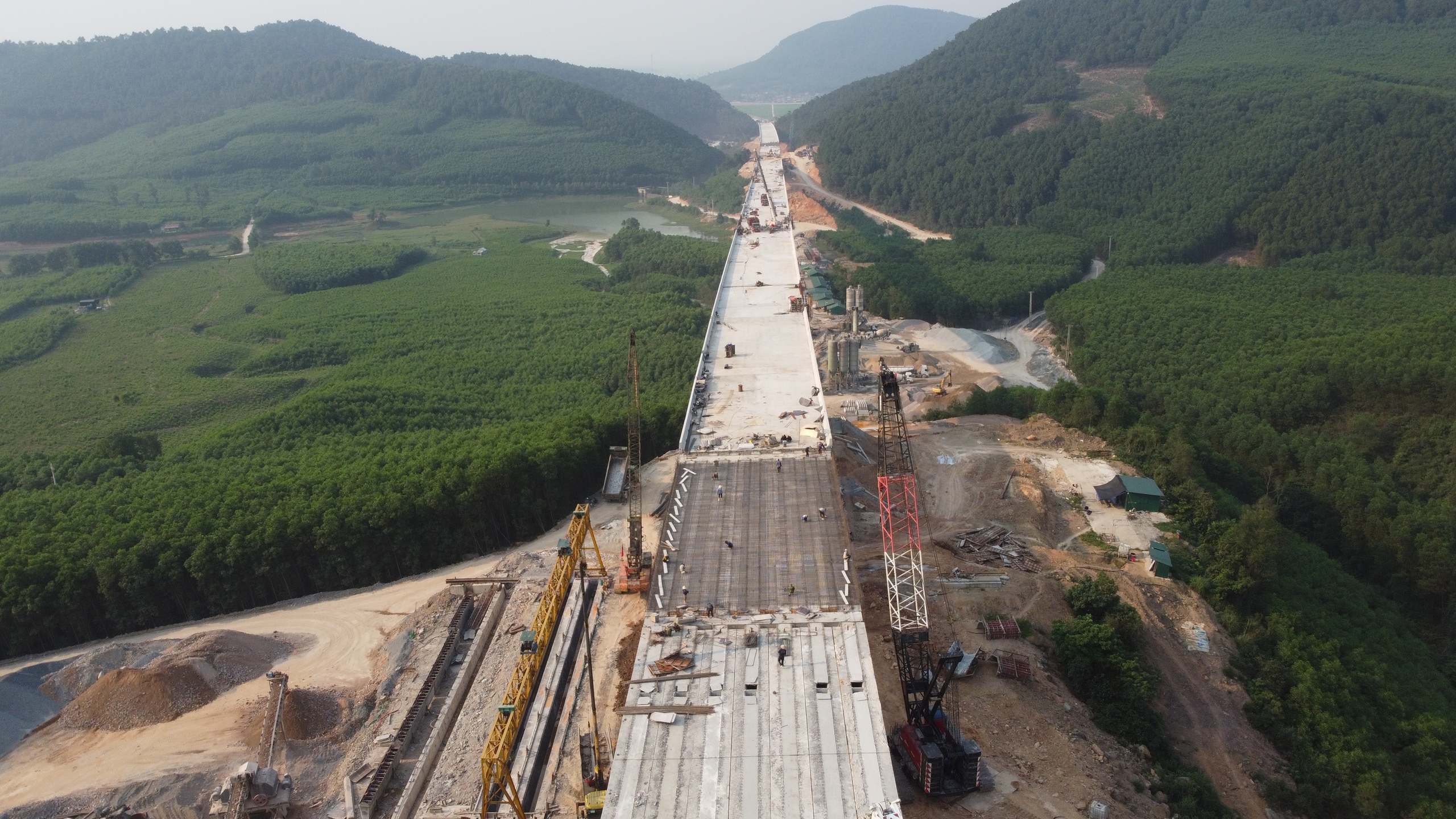 Quang cảnh hùng vĩ trên cao tốc Bắc - Nam hơn 11.000 tỷ đồng với 5 cầu Quang cảnh hùng vĩ trên cao tốc Bắc - Nam hơn 11.000 tỷ đồng với 5 cầu