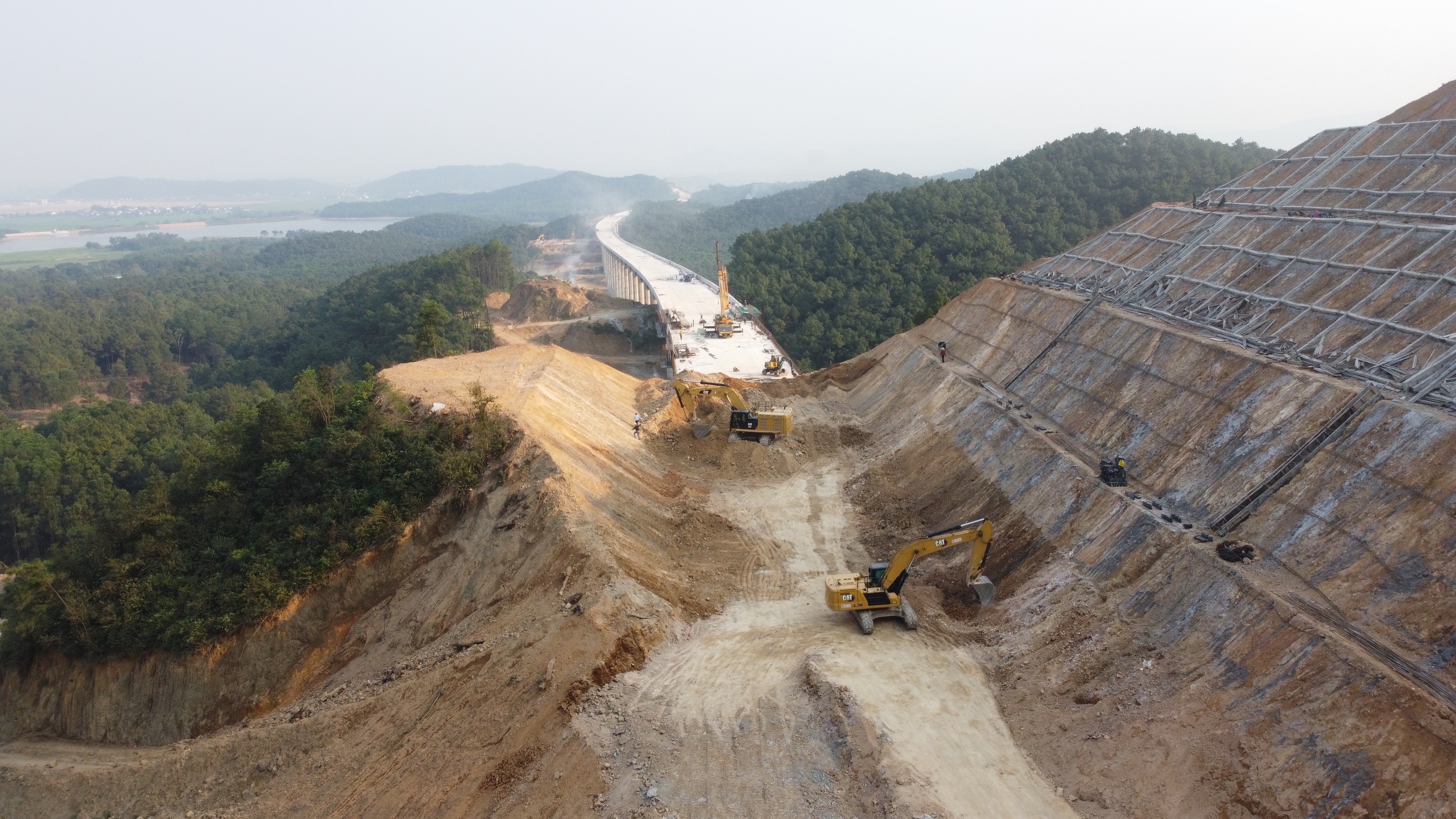 Quang cảnh hùng vĩ trên cao tốc Bắc - Nam hơn 11.000 tỷ đồng với 5 cầu Quang cảnh hùng vĩ trên cao tốc Bắc - Nam hơn 11.000 tỷ đồng với 5 cầu