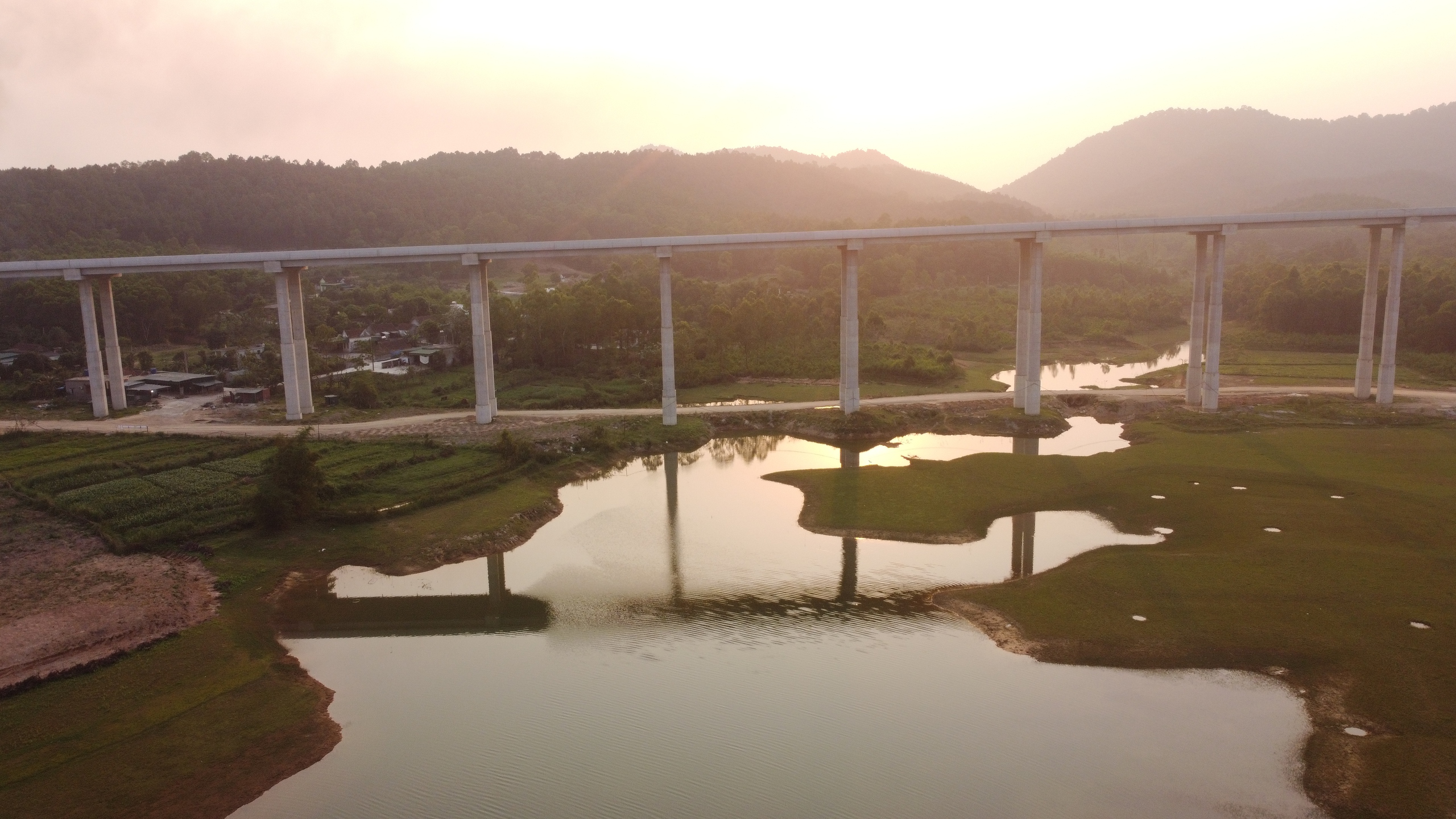 Quang cảnh hùng vĩ trên cao tốc Bắc - Nam hơn 11.000 tỷ đồng với 5 cầu Quang cảnh hùng vĩ trên cao tốc Bắc - Nam hơn 11.000 tỷ đồng với 5 cầu