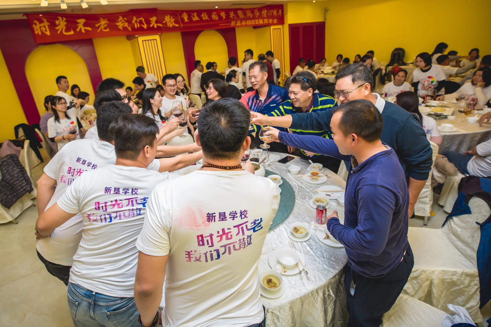 Họp lớp báo 23 người tham dự, tới lúc đi ăn lại thành 54 người: Ăn xong tôi lặng lẽ rời nhóm lớp!- Ảnh 2. Họp lớp báo 23 người tham dự, tới lúc đi ăn lại thành 54 người: Ăn xong tôi lặng lẽ rời nhóm lớp!- Ảnh 2.