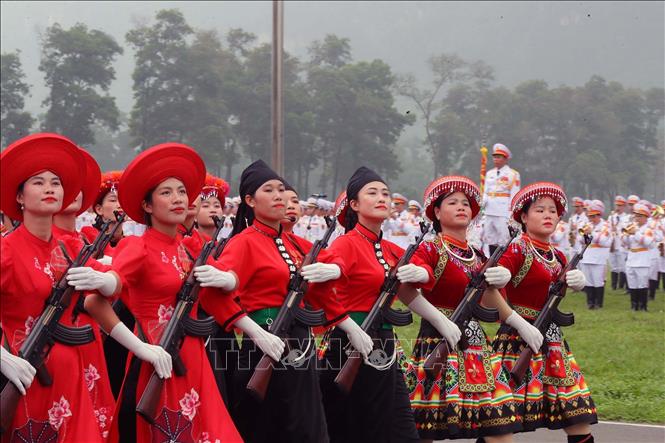 Màn bắn 21 loạt đại bác và 6 trực thăng bay diễu hành trong lễ tổng duyệt 70 năm chiến thắng Điện Biên Phủ- Ảnh 5.