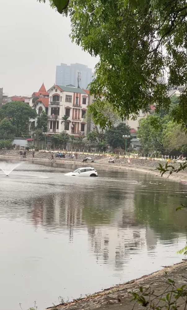 Hà Nội: Ô tô lao xuống hồ Định Công, gần 30 người giúp sức kéo lên- Ảnh 1.