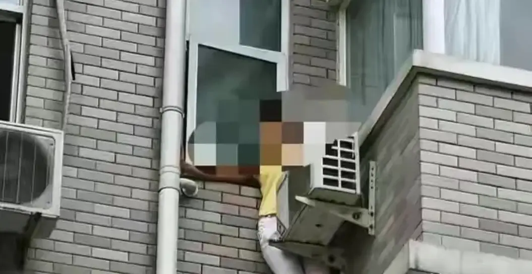 Vô tình thấy hàng xóm khỏa thân khi trèo ra sửa cục nóng điều hòa, người đàn ông gặp họa khôn lường- Ảnh 1. Vô tình thấy hàng xóm khỏa thân khi trèo ra sửa cục nóng điều hòa, người đàn ông gặp họa khôn lường- Ảnh 1.