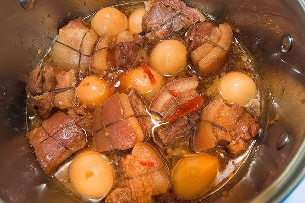 Nhiều người kho thịt thường buộc một sợi chỉ bên ngoài miếng thịt, mục đích thật sự là gì?- Ảnh 6. Nhiều người kho thịt thường buộc một sợi chỉ bên ngoài miếng thịt, mục đích thật sự là gì?- Ảnh 6.