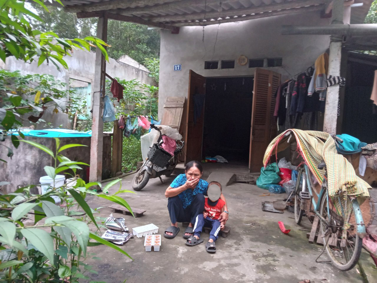 Mẹ già bị ung thư canh cánh nỗi lo vì con gái khuyết tật và hai cháu ngoại nhỏ dại- Ảnh 8. Mẹ già bị ung thư canh cánh nỗi lo vì con gái khuyết tật và hai cháu ngoại nhỏ dại- Ảnh 8.