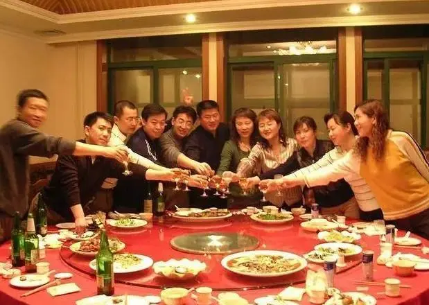 Họp lớp ai cũng ăn uống vui vẻ cho tới khi tính tiền 20 két bia: 19 người lập tức rời nhóm lớp!- Ảnh 3. Họp lớp ai cũng ăn uống vui vẻ cho tới khi tính tiền 20 két bia: 19 người lập tức rời nhóm lớp!- Ảnh 3.
