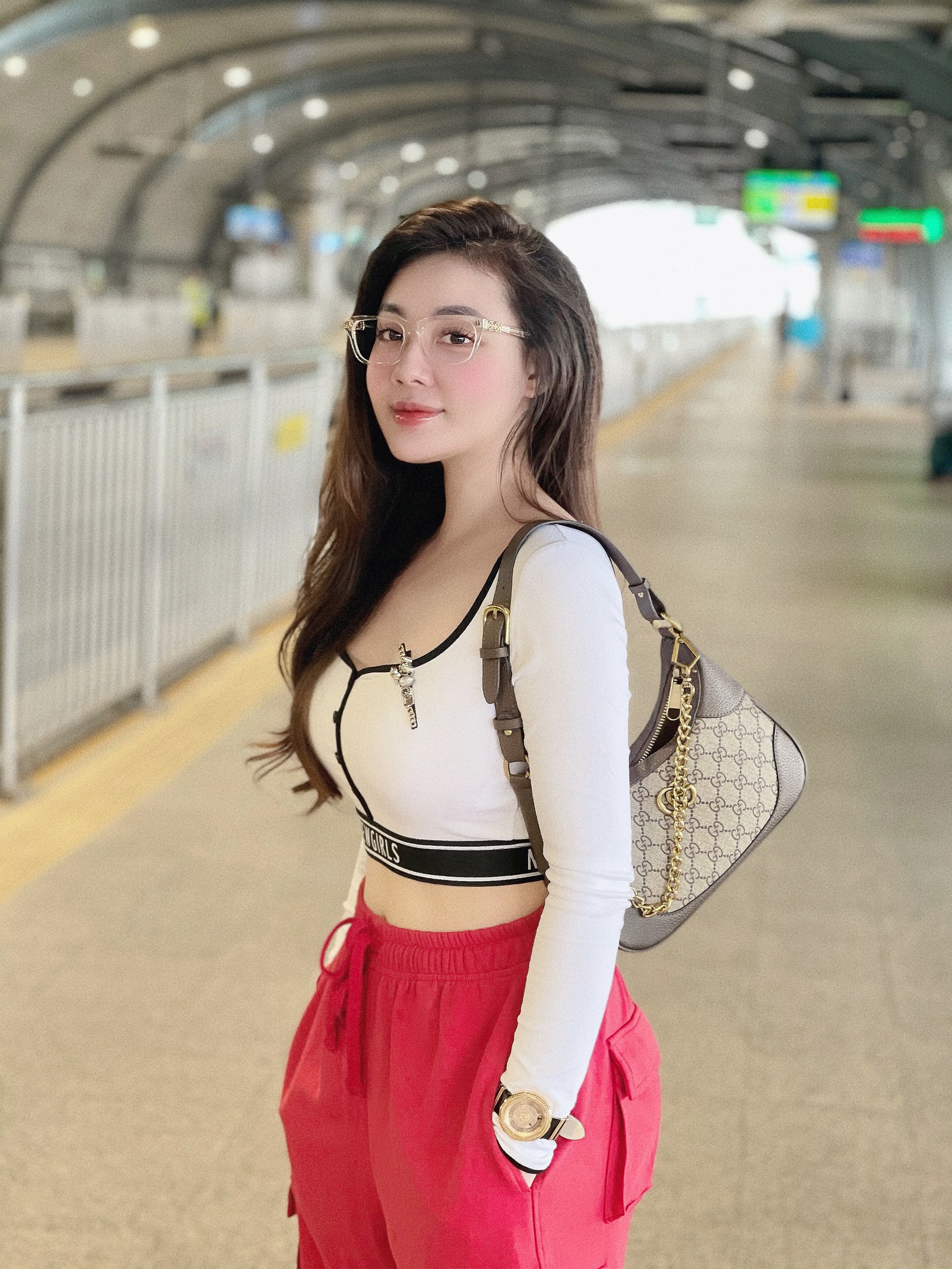 Cuộc sống mới của giảng viên từng tố chồng ngoại tình: Rời Việt Nam sang trời Tây, diện mạo lạ khó nhận ra- Ảnh 4.