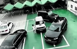 Ngang ngược đỗ giữa 4 lốt để xe, nữ tài xế chết lặng với cảnh tượng này: Camera hé lộ toàn bộ diễn biến!- Ảnh 3. Ngang ngược đỗ giữa 4 lốt để xe, nữ tài xế chết lặng với cảnh tượng này: Camera hé lộ toàn bộ diễn biến!- Ảnh 3.