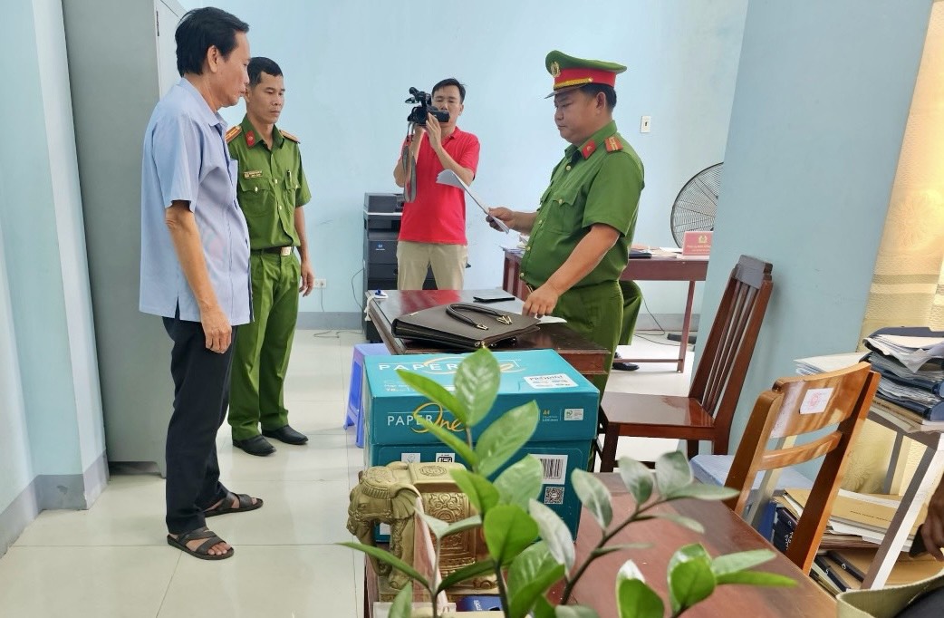 Bắt tạm giam 2 Phó Chủ tịch thành phố- Ảnh 1.