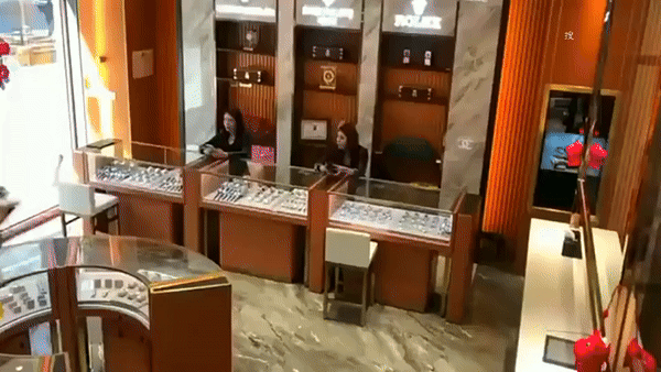 Giao đồ ăn tới showroom, nam shipper đòi đeo thử đồng hồ khiến nhân viên bối rối: Chiếc đó hơn 300 triệu!- Ảnh 1.