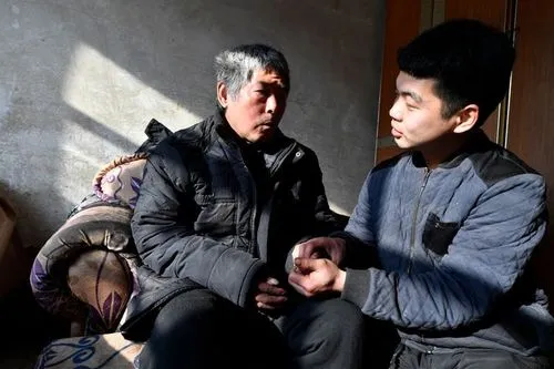 Cho cô chú tiền chữa bệnh, đổi lại họ cho tôi 1 túi rau khô: Về nhà kiểm tra tôi điếng người khi thấy 1 thứ- Ảnh 1.