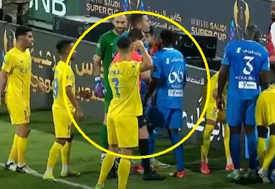 Ronaldo nhận thẻ đỏ trực tiếp, dọa đấm trọng tài trong trận đấu đáng quên- Ảnh 1. Ronaldo nhận thẻ đỏ trực tiếp, dọa đấm trọng tài trong trận đấu đáng quên- Ảnh 1.