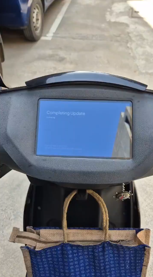 CĐM cười ngả nghiêng khi có lý do mới để đi làm muộn: Xe điện bận cập nhật, không thể di chuyển- Ảnh 1. CĐM cười ngả nghiêng khi có lý do mới để đi làm muộn: Xe điện bận cập nhật, không thể di chuyển- Ảnh 1.