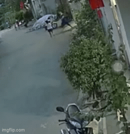 Công an đang làm việc với cô giáo mầm non chặn đường, đánh bé gái hàng xóm đến hoảng loạn- Ảnh 1. Công an đang làm việc với cô giáo mầm non chặn đường, đánh bé gái hàng xóm đến hoảng loạn- Ảnh 1.
