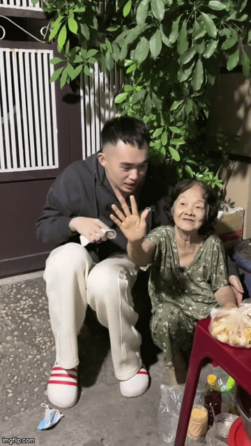Chuyên nói trống không với người già, TikToker được cả cõi mạng bênh vực: Không hỗn, chỉ thấy dễ thương- Ảnh 4.