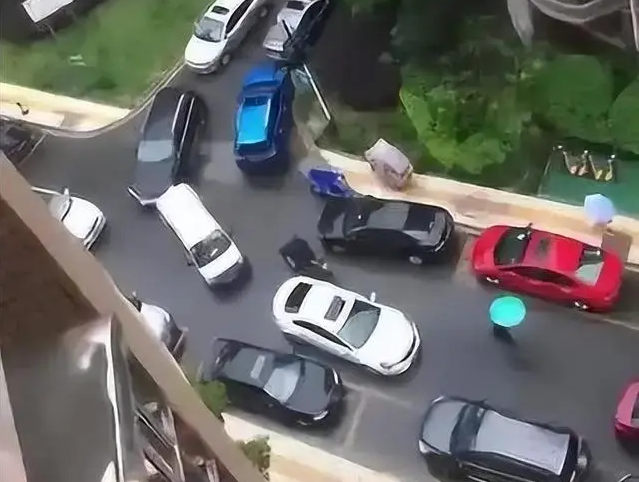 Đỗ xe ngang ngược dưới chung cư, nữ tài xế từ chối 80 cuộc gọi: Không xin lỗi mà làm 1 việc ai cũng sốc!- Ảnh 1. Đỗ xe ngang ngược dưới chung cư, nữ tài xế từ chối 80 cuộc gọi: Không xin lỗi mà làm 1 việc ai cũng sốc!- Ảnh 1.