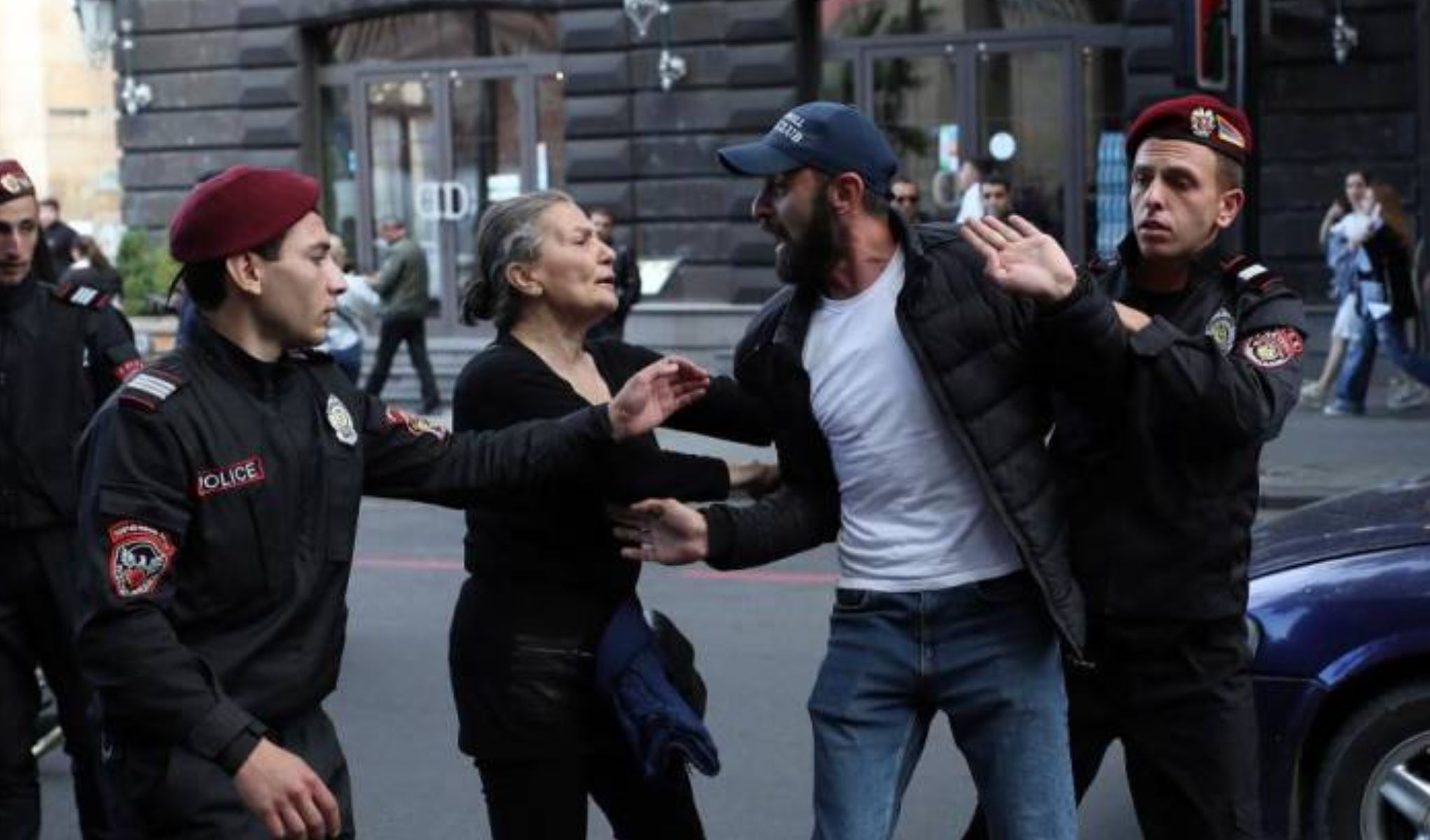 Nga vừa rút quân, Armenia hỗn loạn: 30.000 người vây ép Thủ tướng chống Nga từ chức- Ảnh 4.