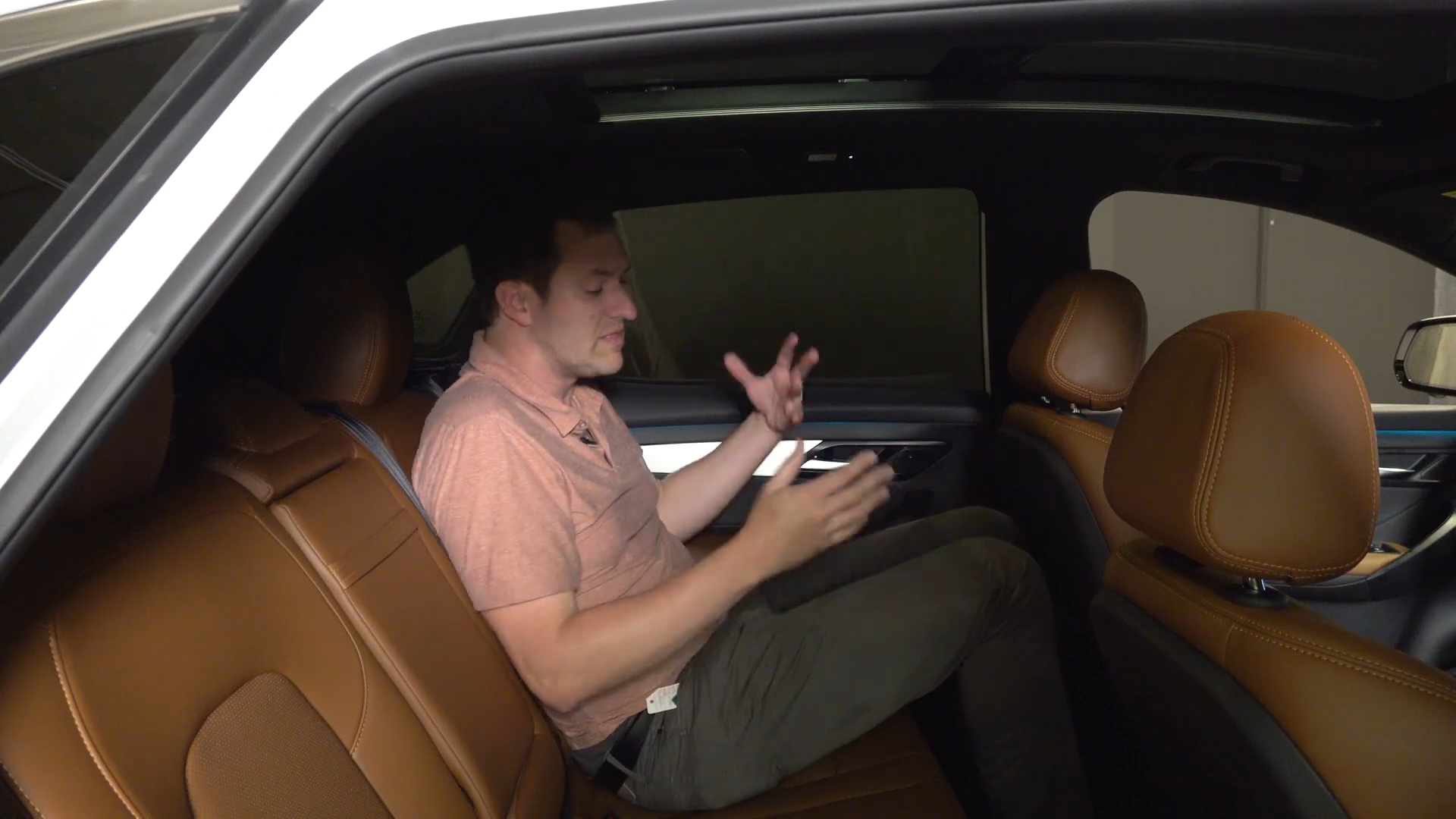 Youtuber gần 5 triệu lượt theo dõi lái VF 8 rồi 'chốt': Hyundai, KIA có khởi đầu tệ, VinFast làm tốt hơn- Ảnh 15. Youtuber gần 5 triệu lượt theo dõi lái VF 8 rồi 'chốt': Hyundai, KIA có khởi đầu tệ, VinFast làm tốt hơn- Ảnh 15.