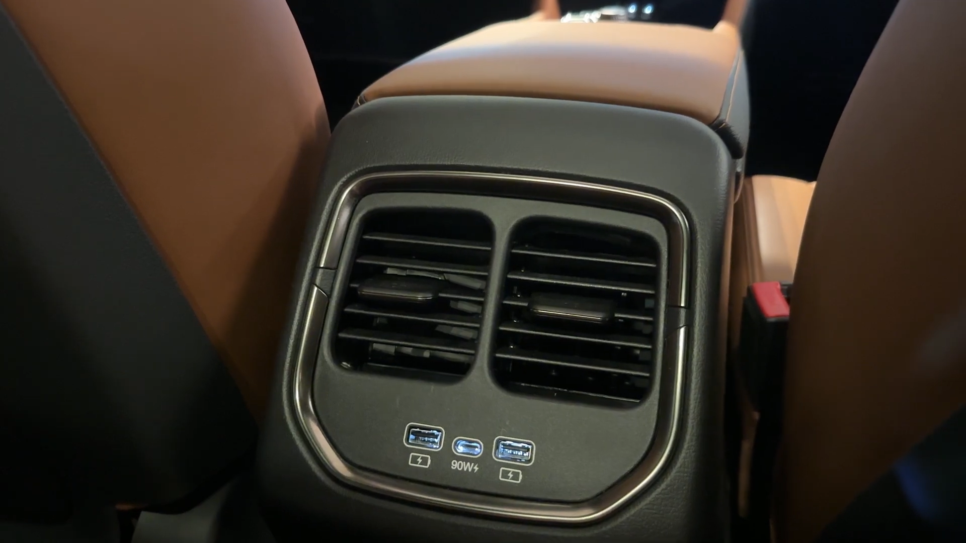 Youtuber gần 5 triệu lượt theo dõi lái VF 8 rồi 'chốt': Hyundai, KIA có khởi đầu tệ, VinFast làm tốt hơn- Ảnh 13. Youtuber gần 5 triệu lượt theo dõi lái VF 8 rồi 'chốt': Hyundai, KIA có khởi đầu tệ, VinFast làm tốt hơn- Ảnh 13.